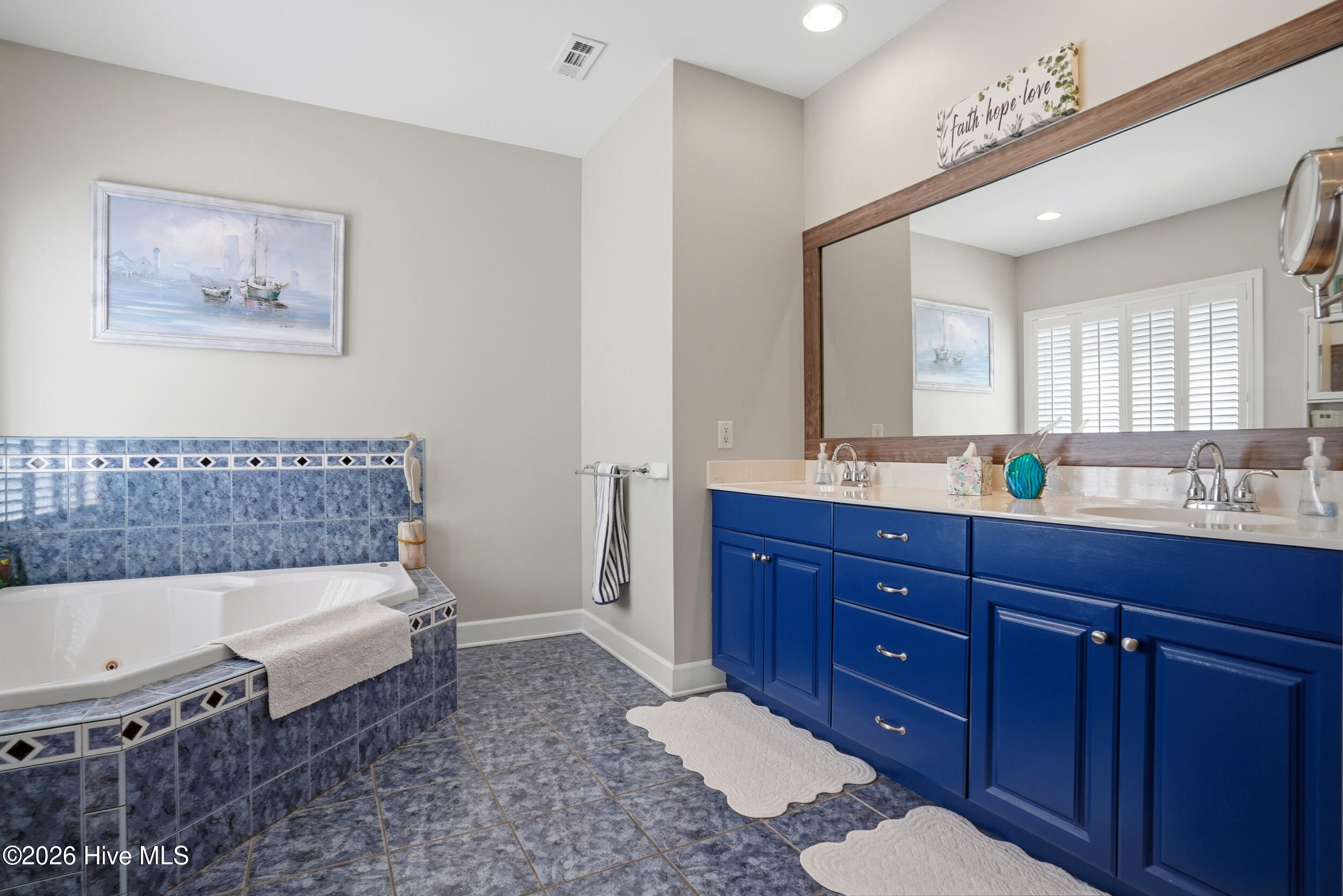 100563300 | Photo 24