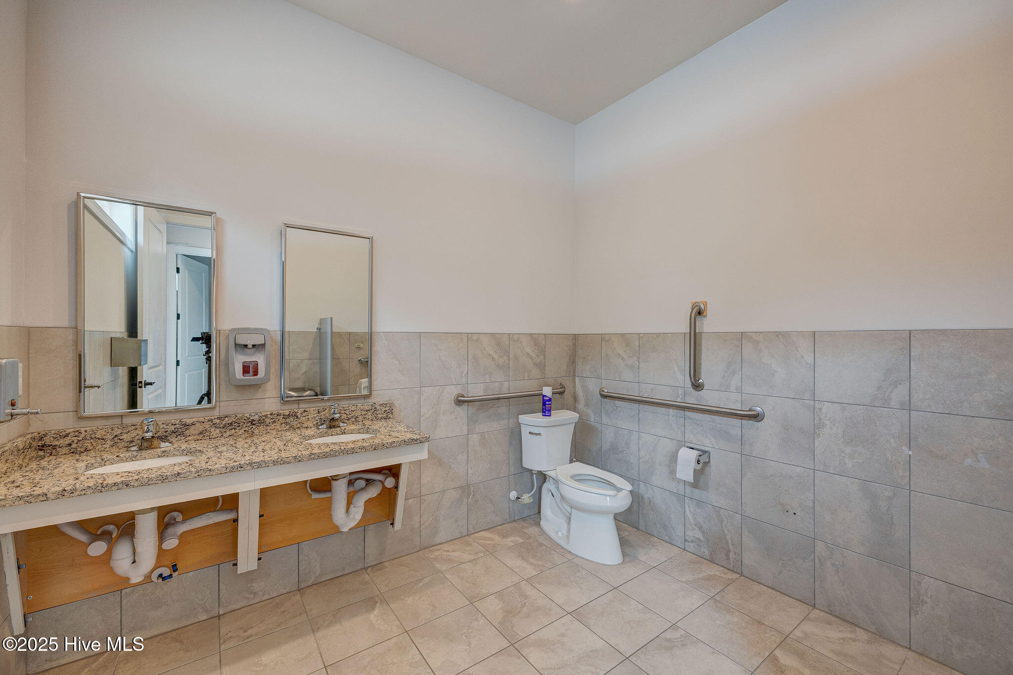 100506096 | Photo 43