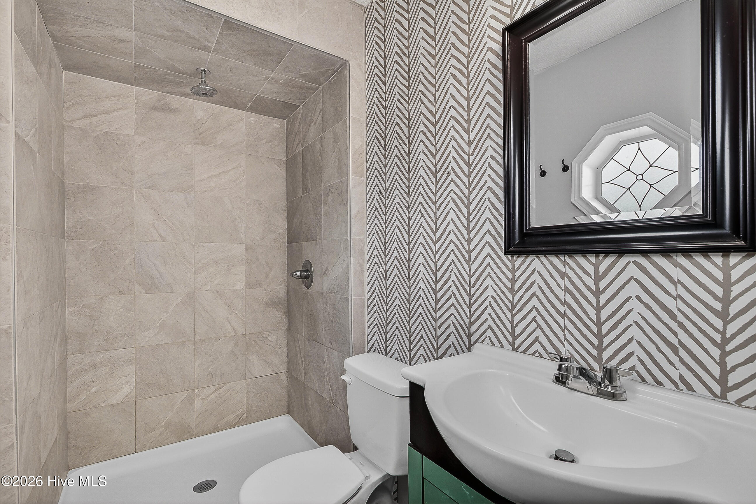 100570580 | Photo 17