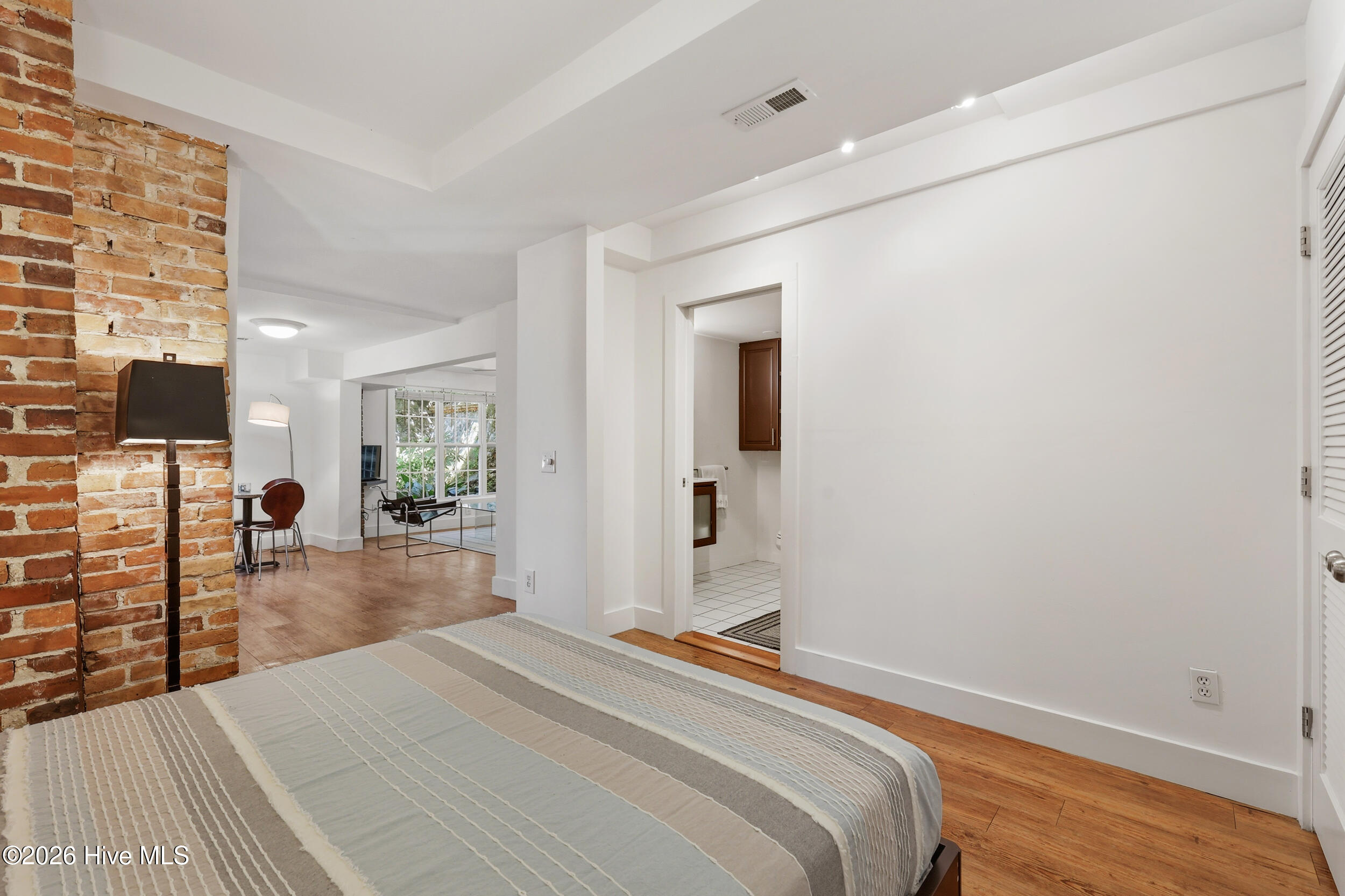 100561300 | Photo 55