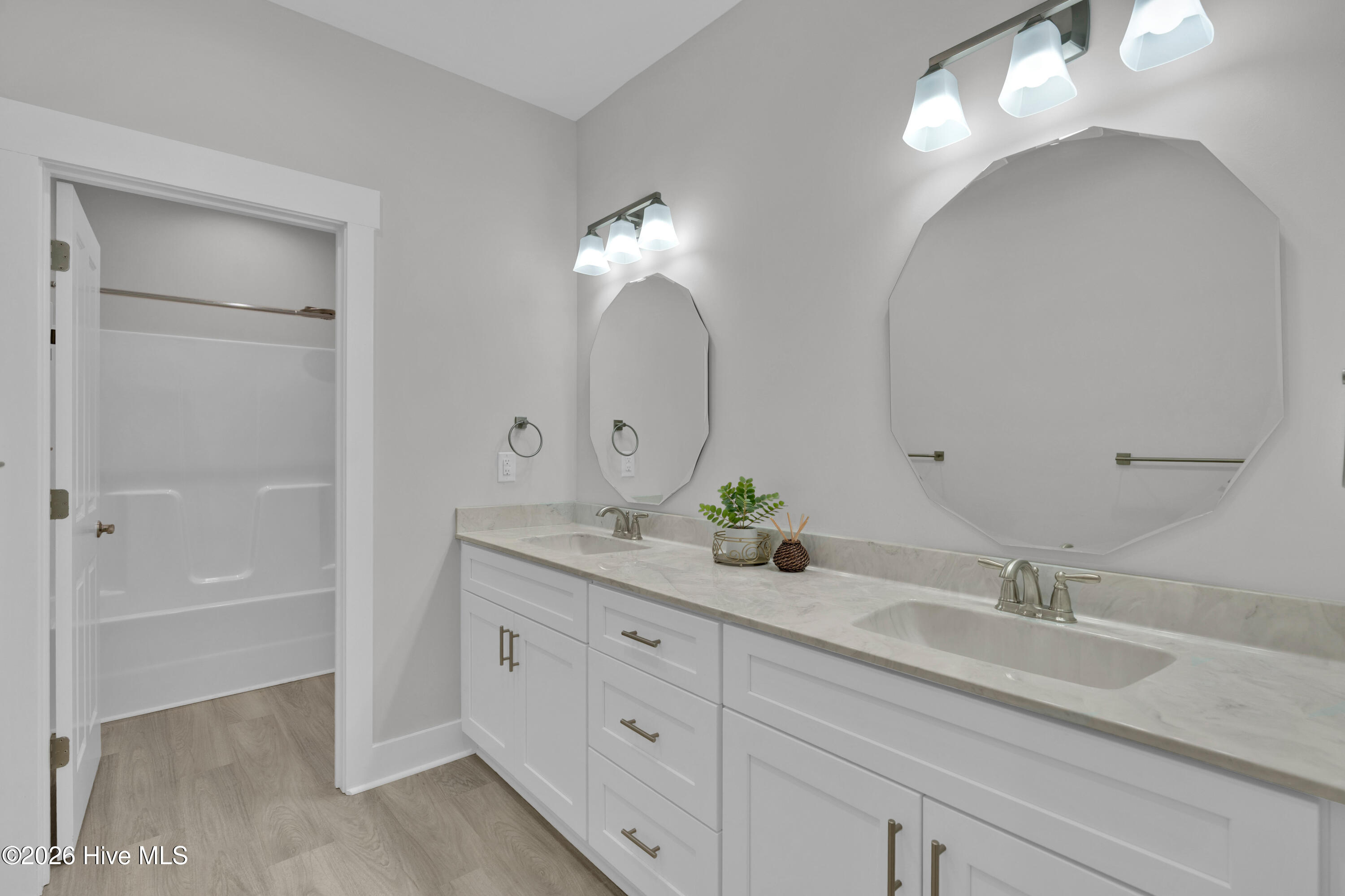 100565490 | Photo 20