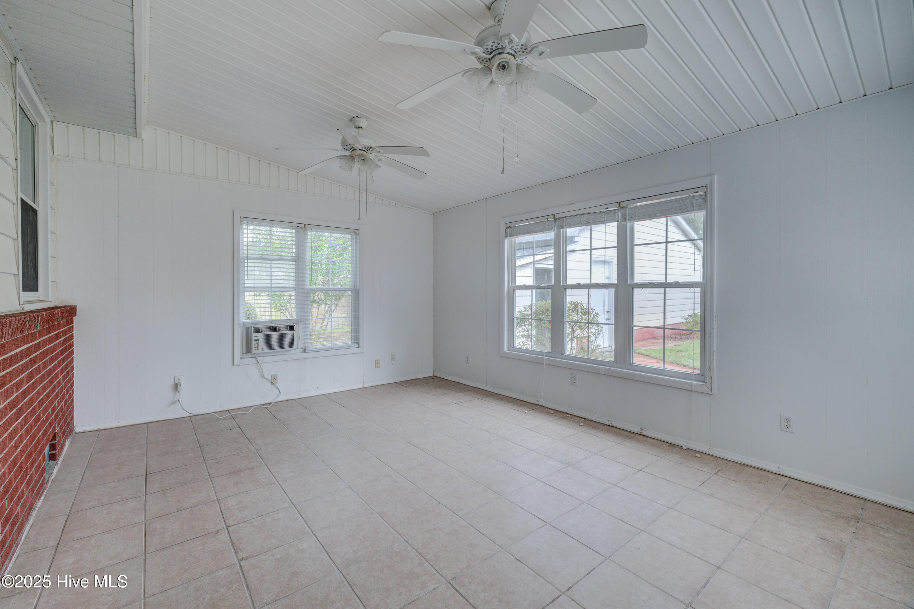 100547568 | Photo 25