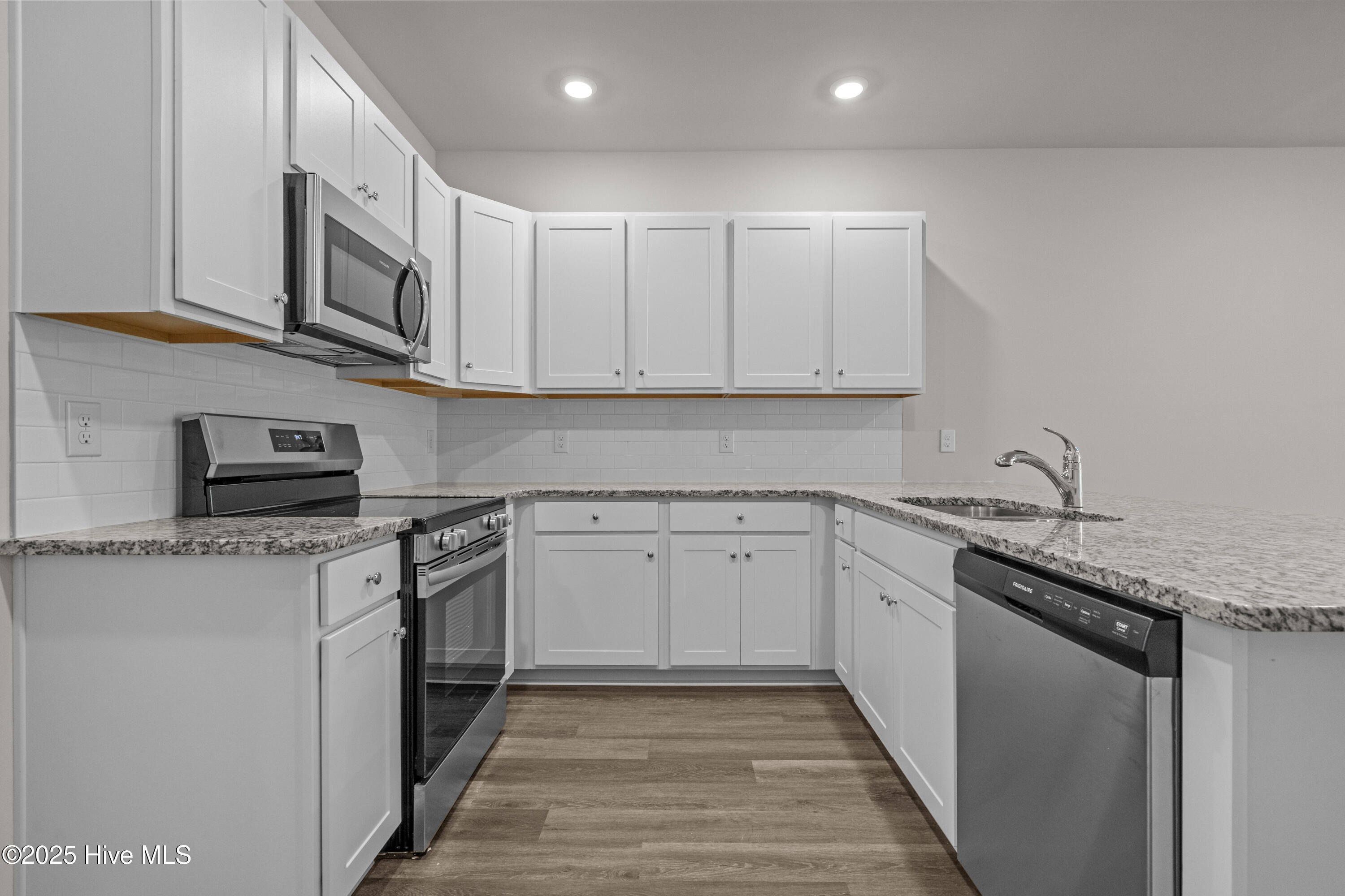 100536973 | Photo 14