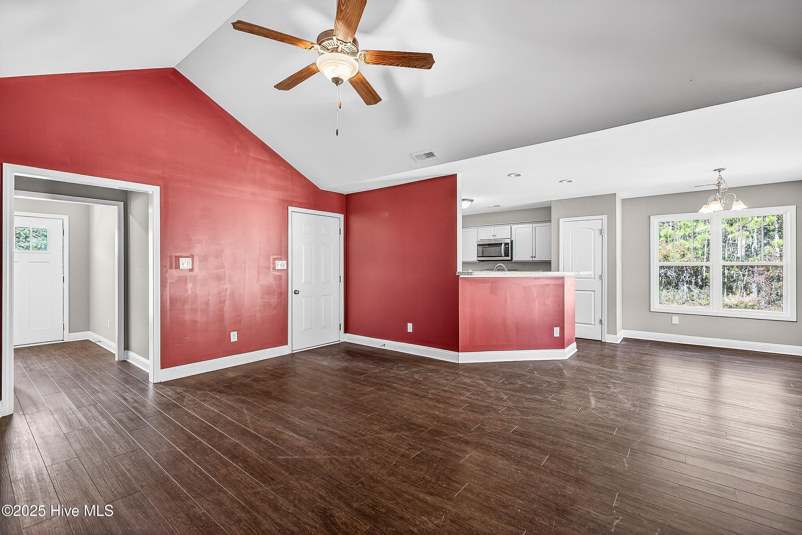 100545699 | Photo 17