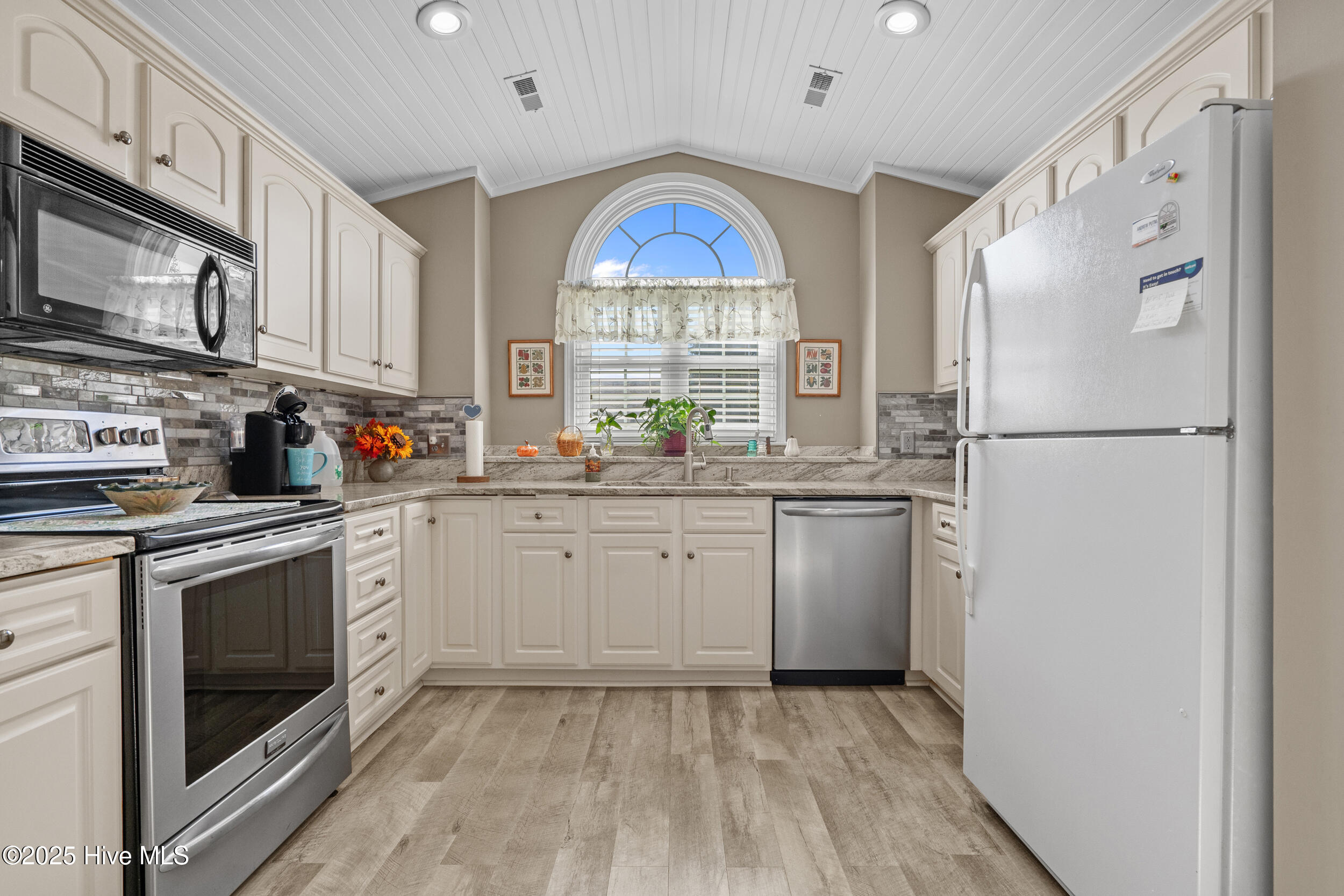 100542117 | Photo 14