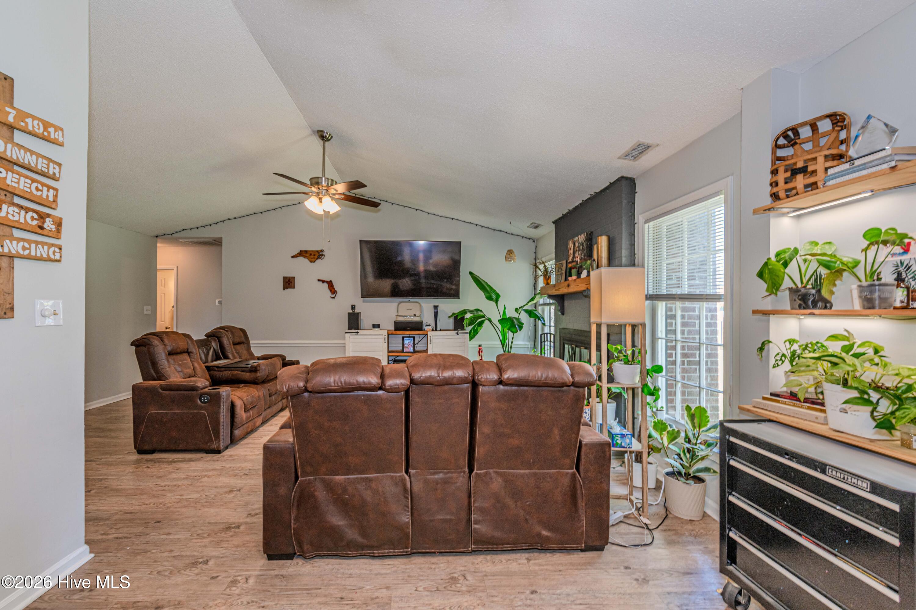 100569074 | Photo 15