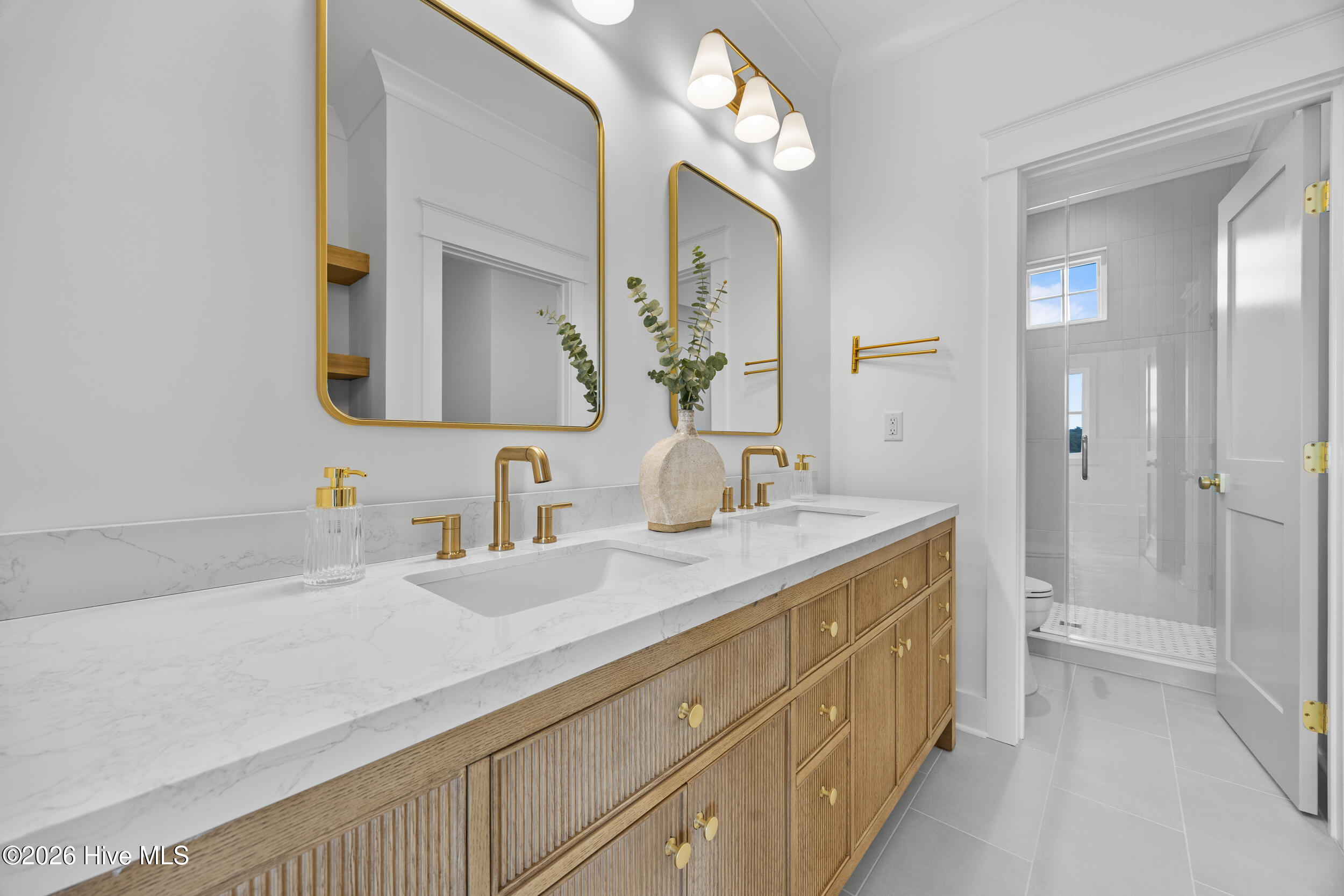 100570401 | Photo 40