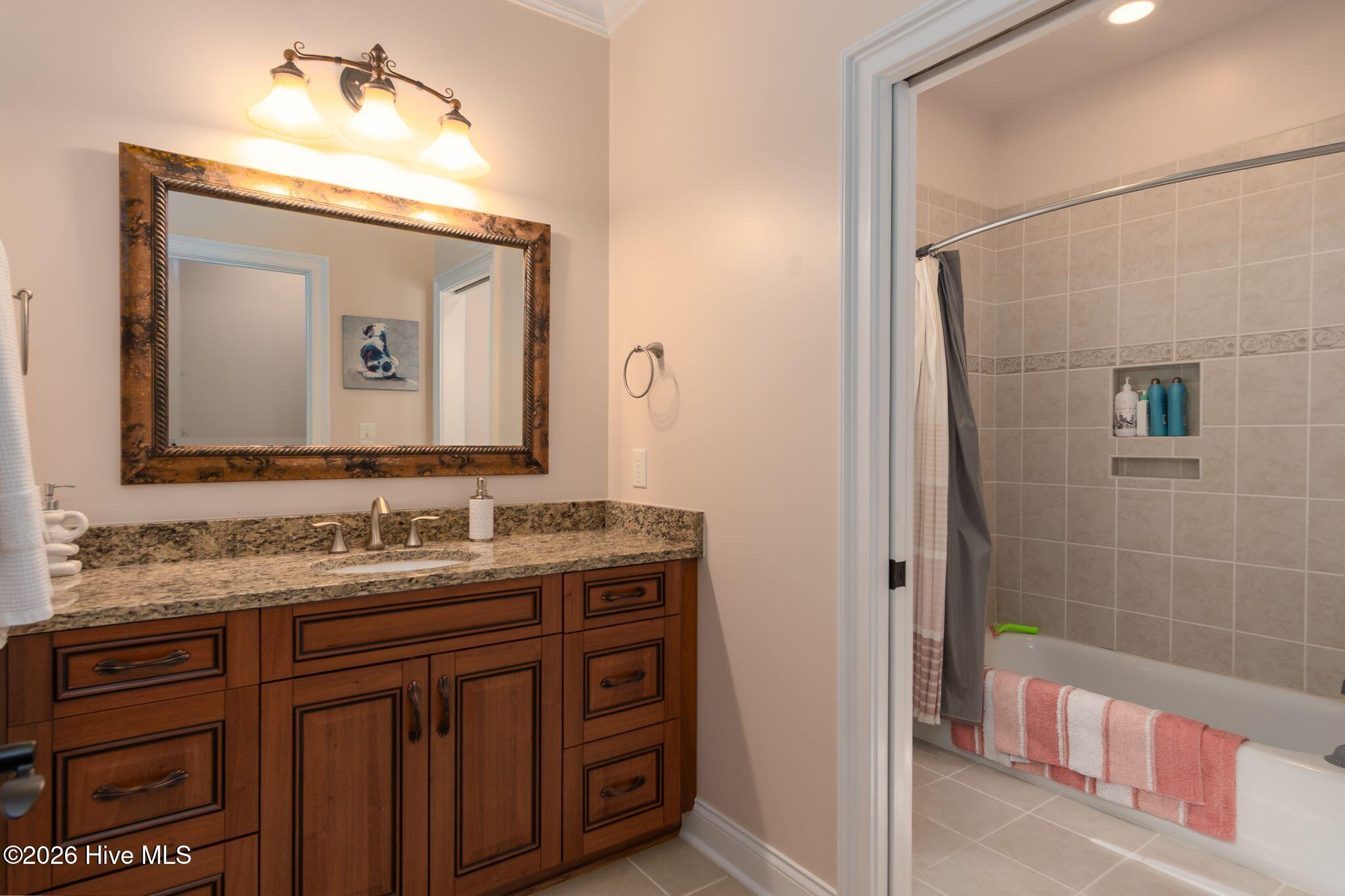 100556327 | Photo 35