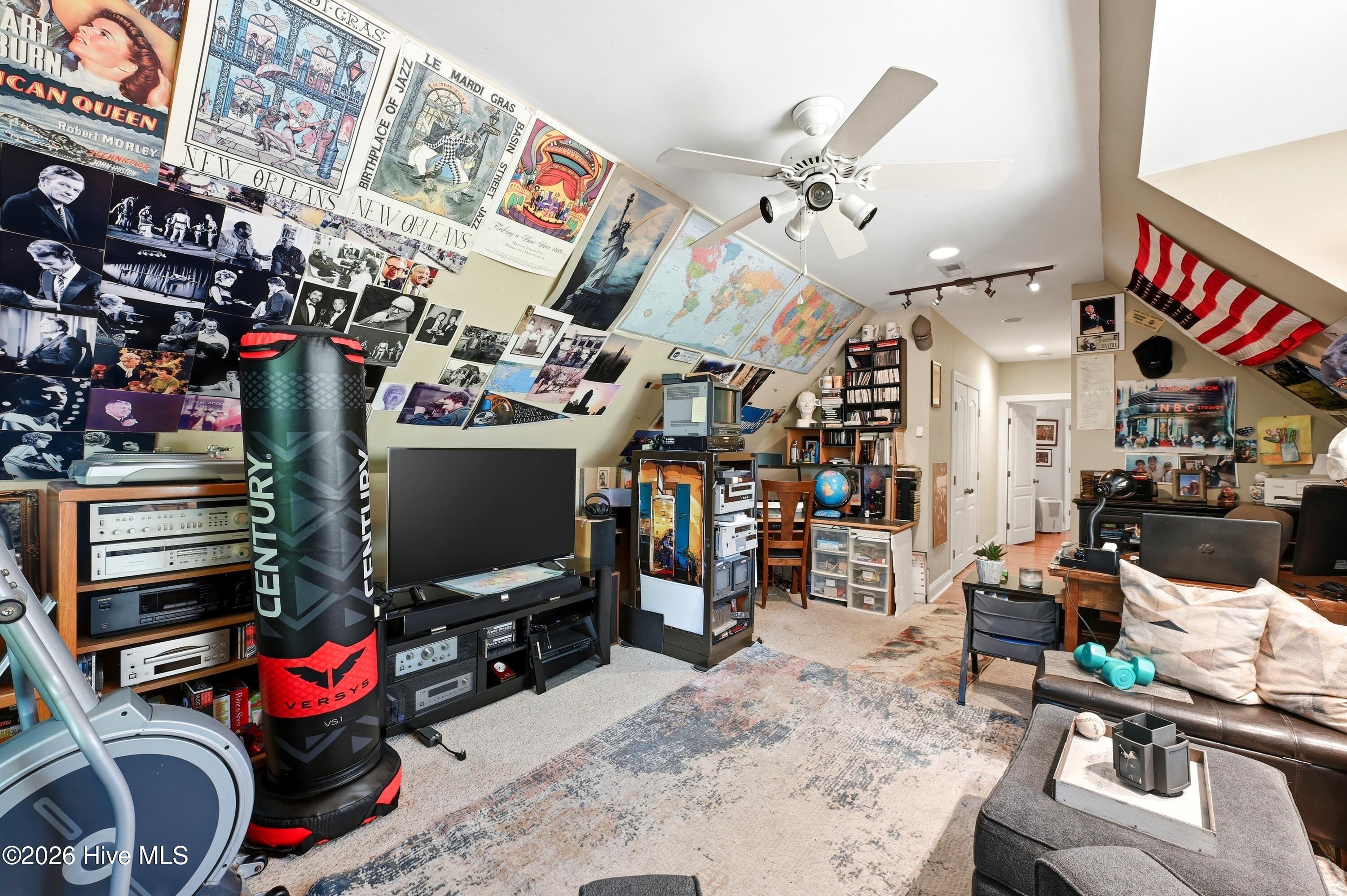 100567999 | Photo 35