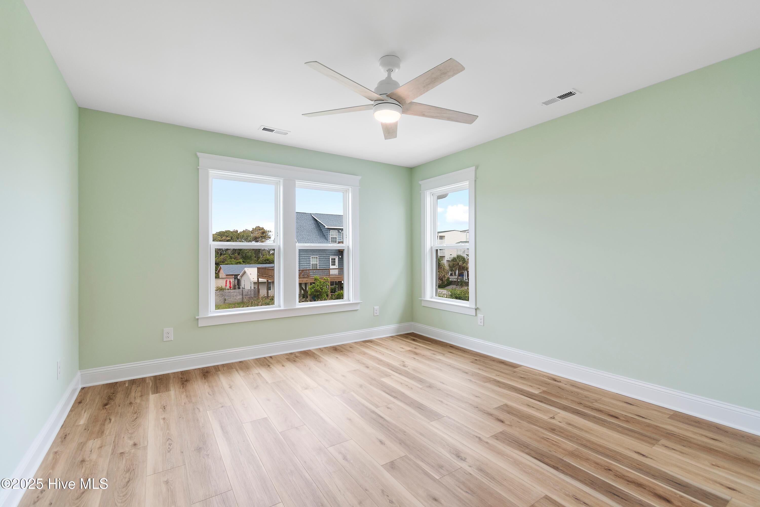 100549252 | Photo 52