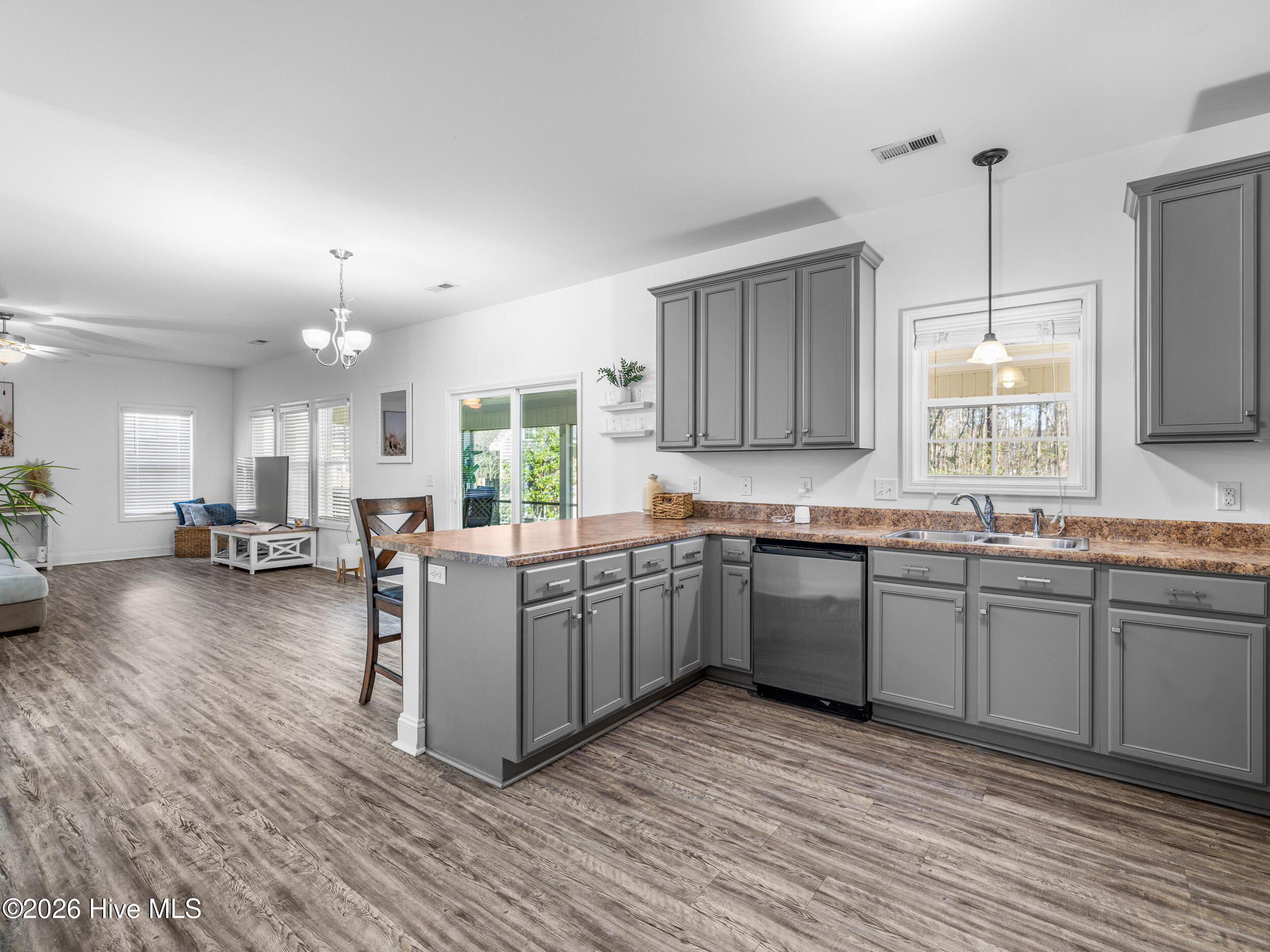 100562171 | Photo 16