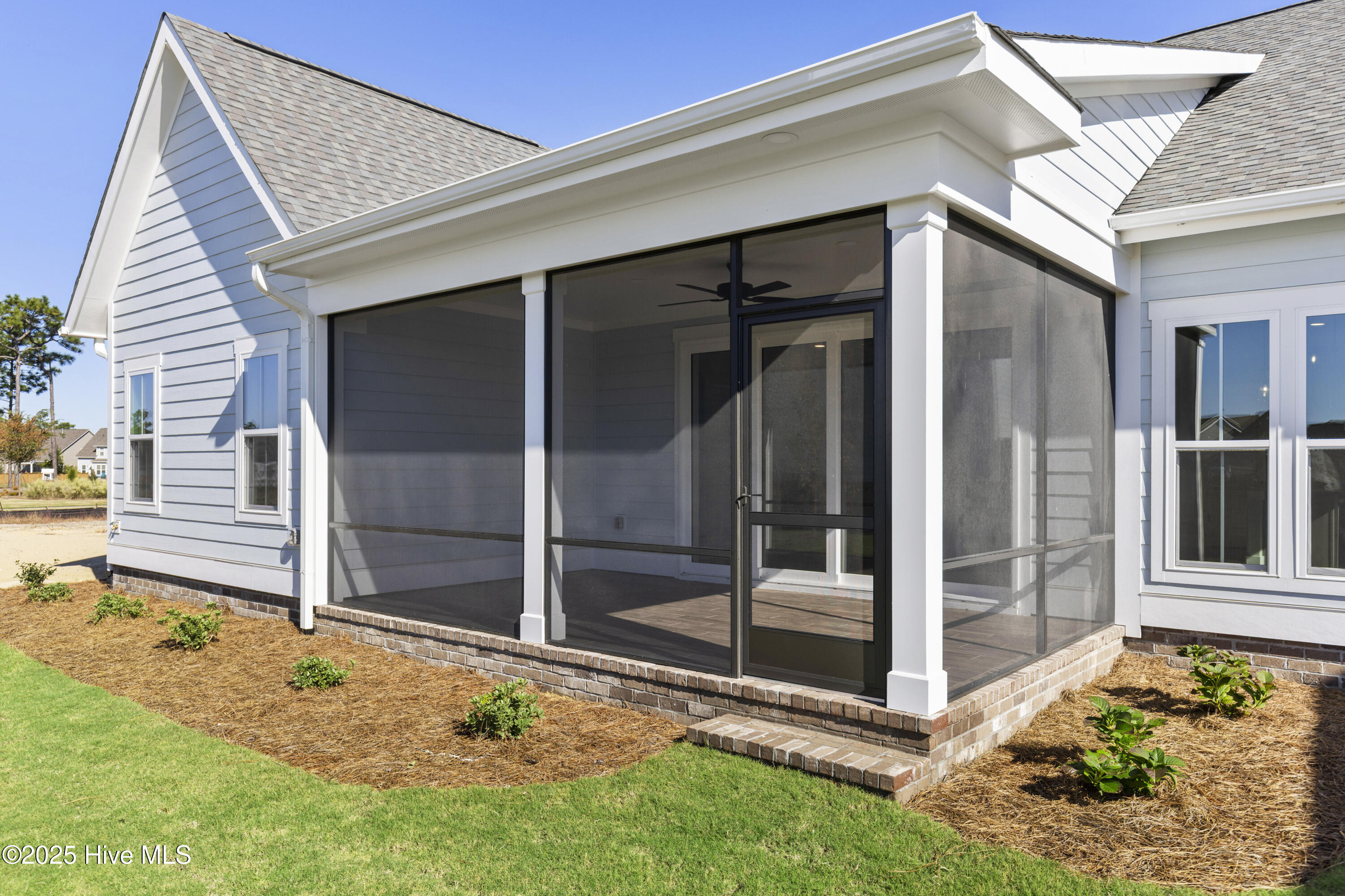 100557936 | Photo 38