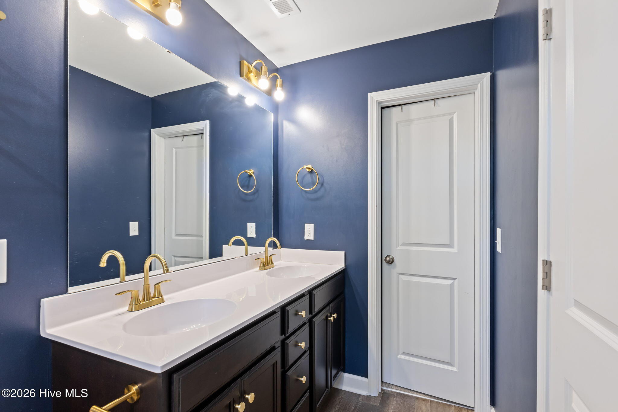 100563188 | Photo 21