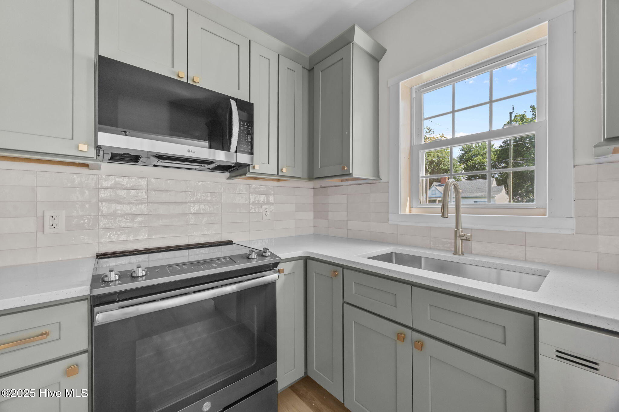 100520043 | Photo 10