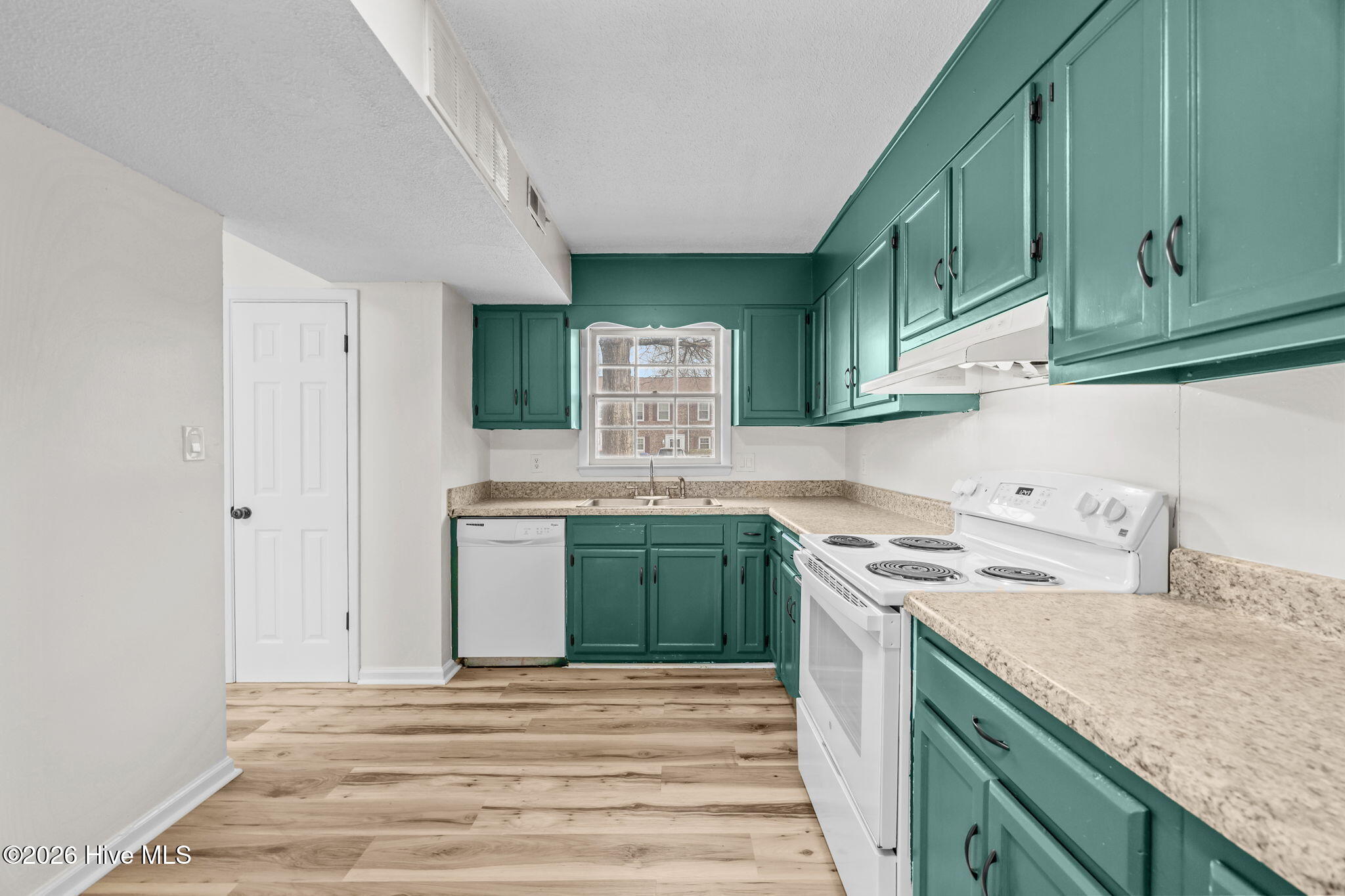 100555869 | Photo 19