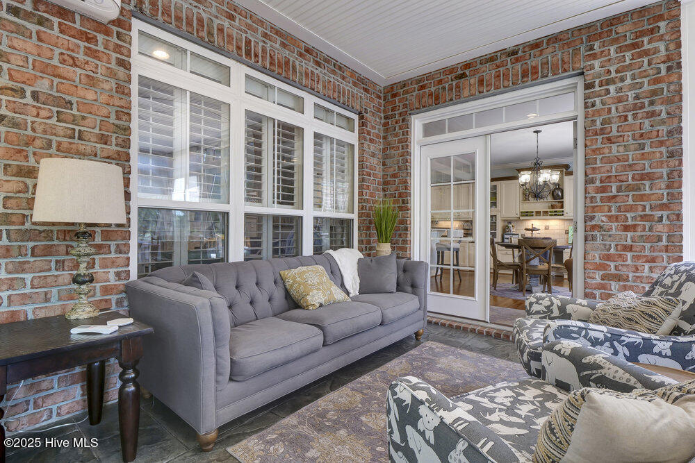 100531667 | Photo 24