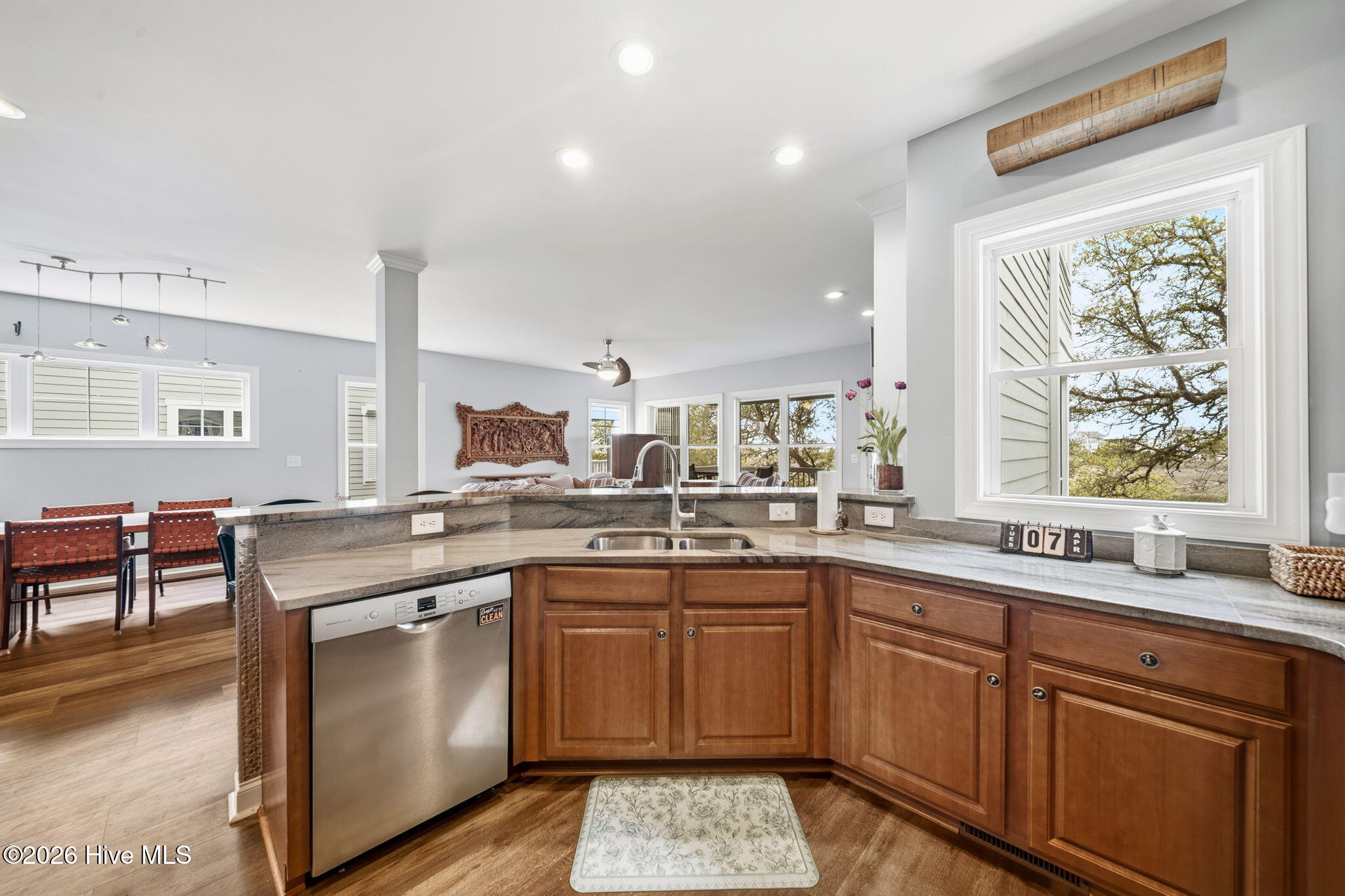 100566136 | Photo 25