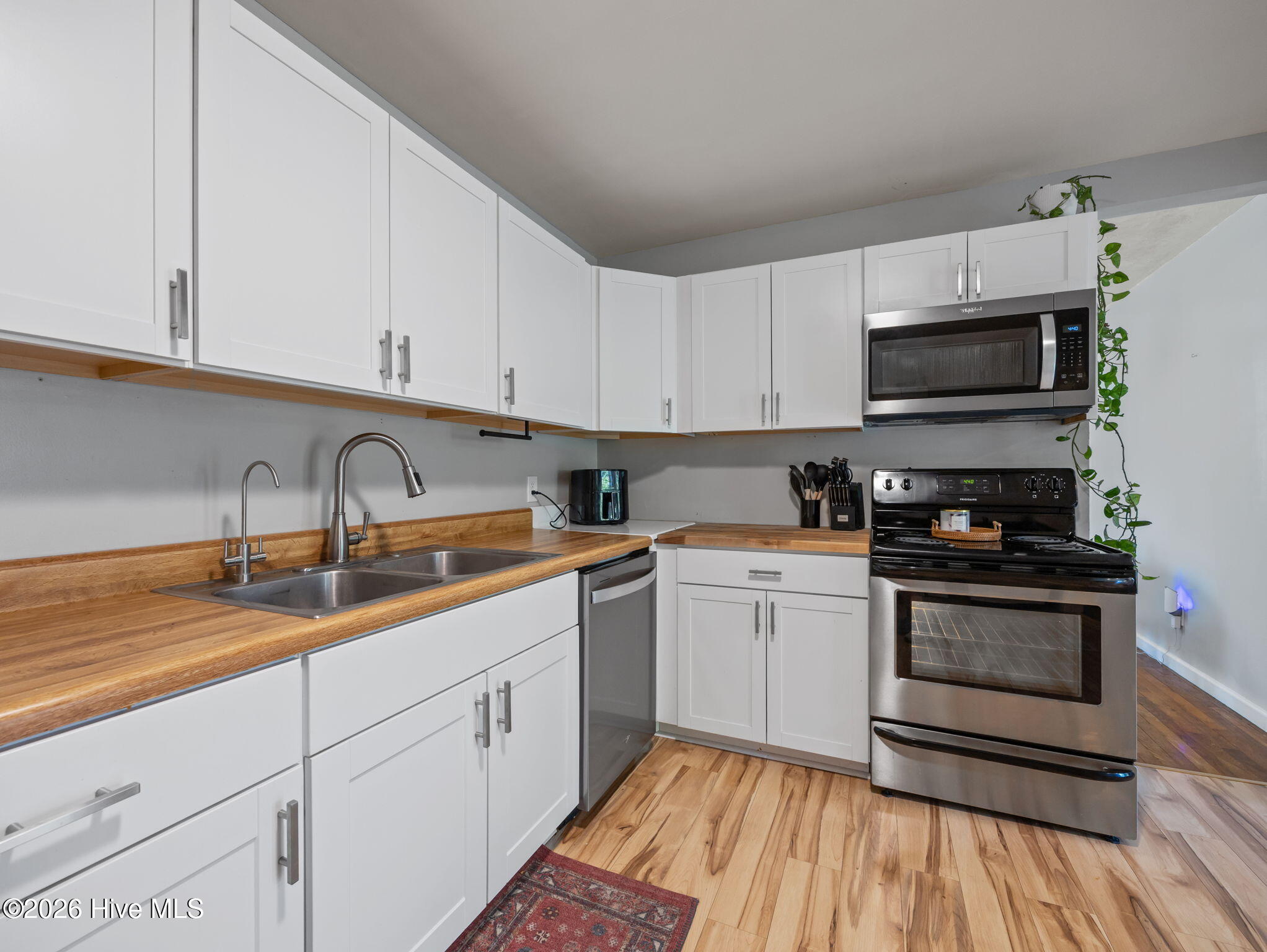 100565303 | Photo 23