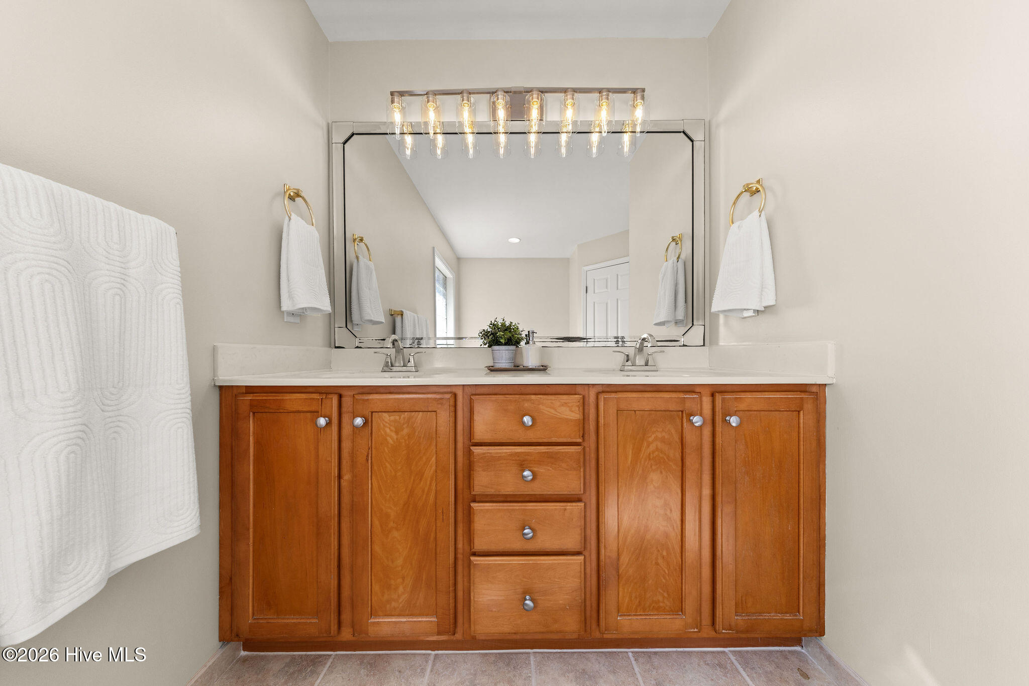 100554180 | Photo 32