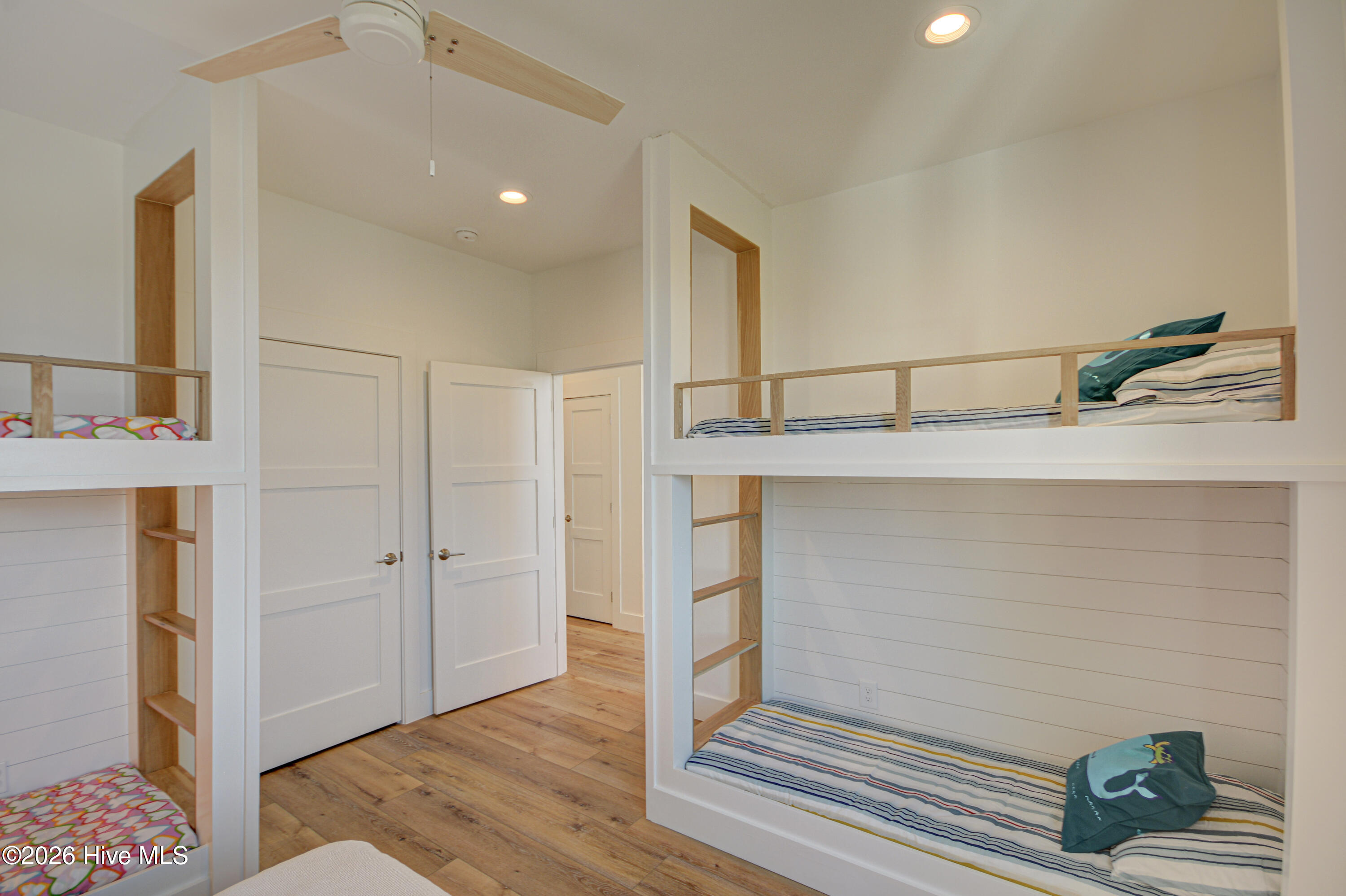 100556459 | Photo 33