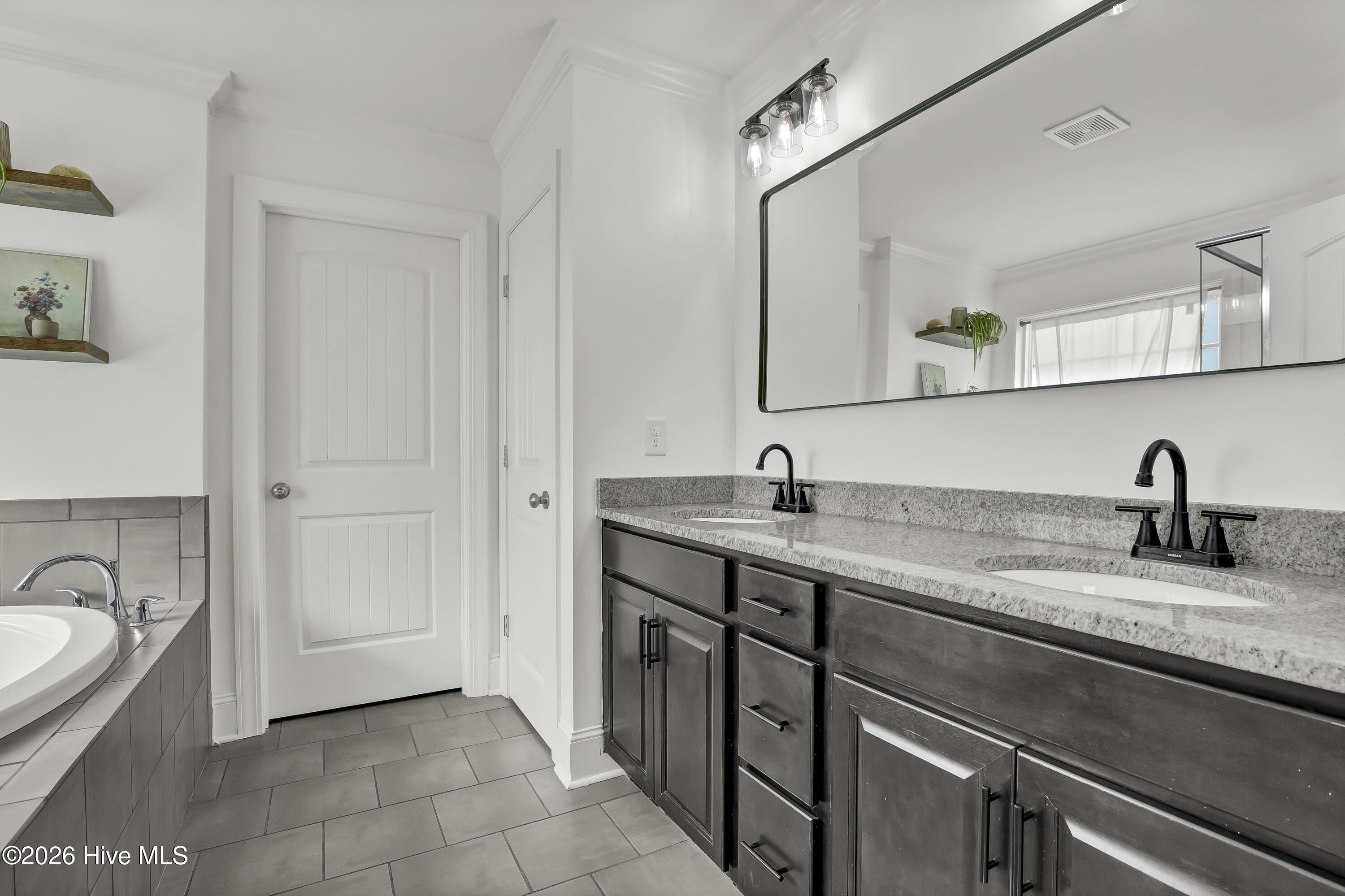 100569248 | Photo 28