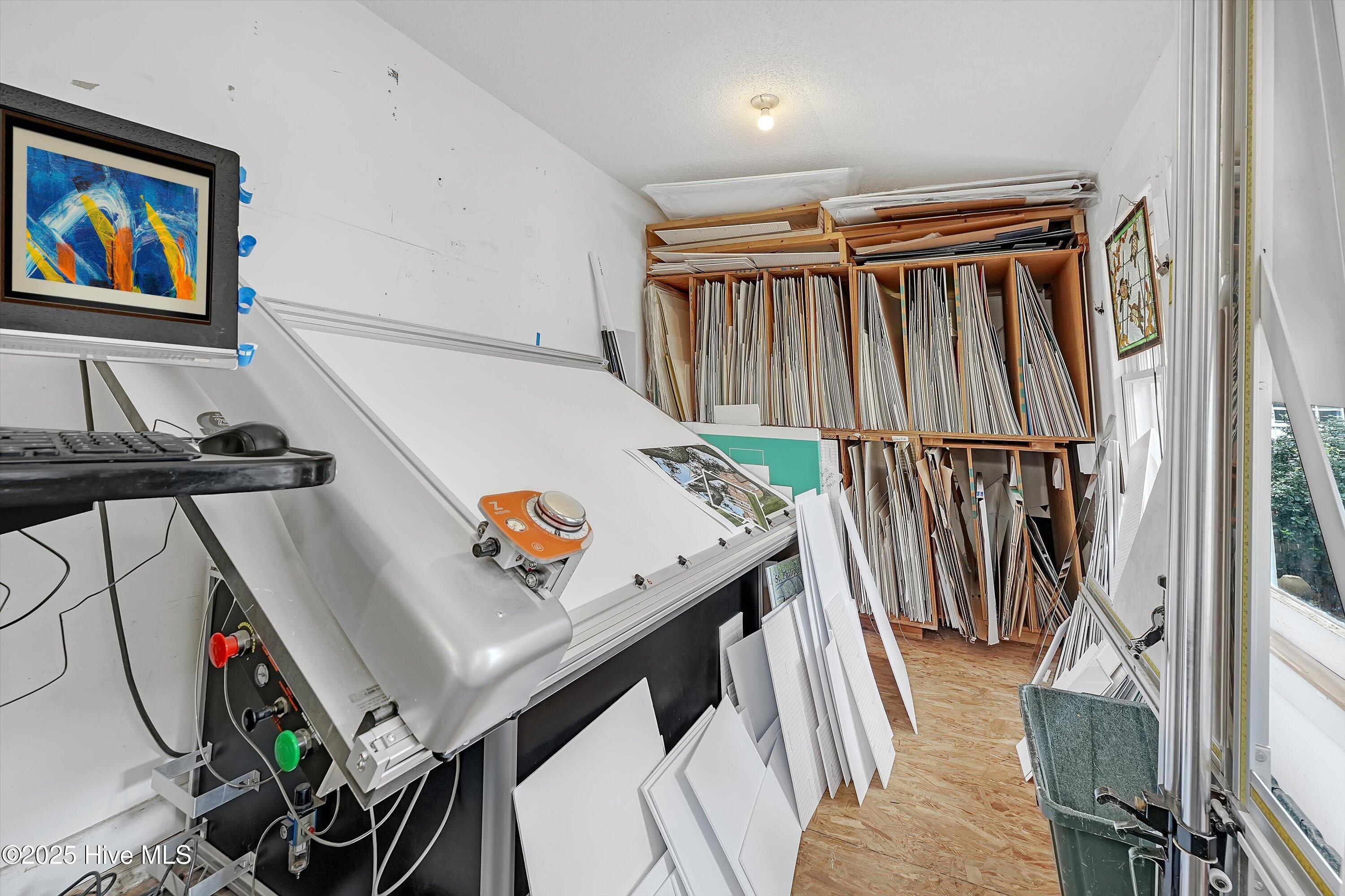 100530125 | Photo 26