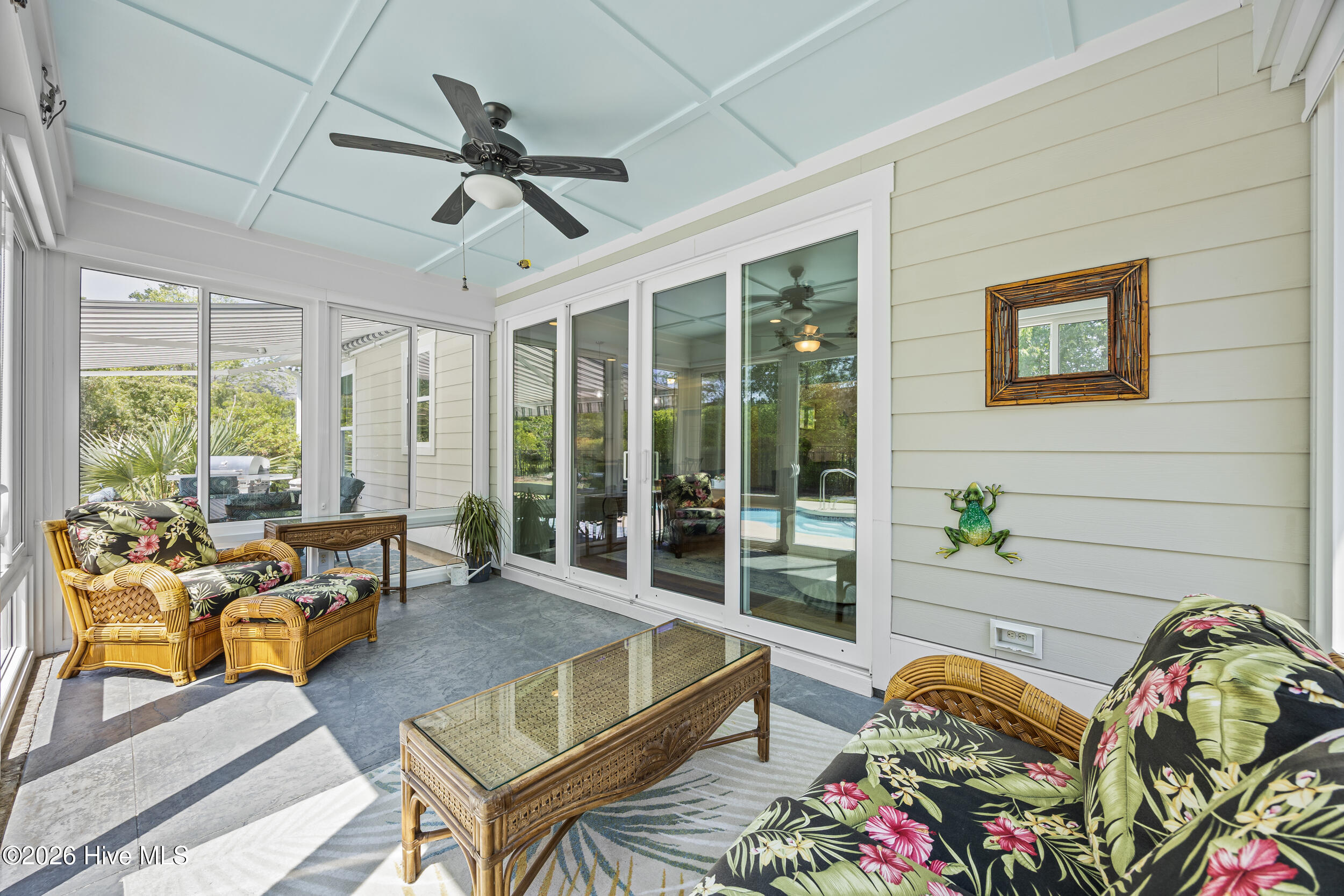 100565647 | Photo 13