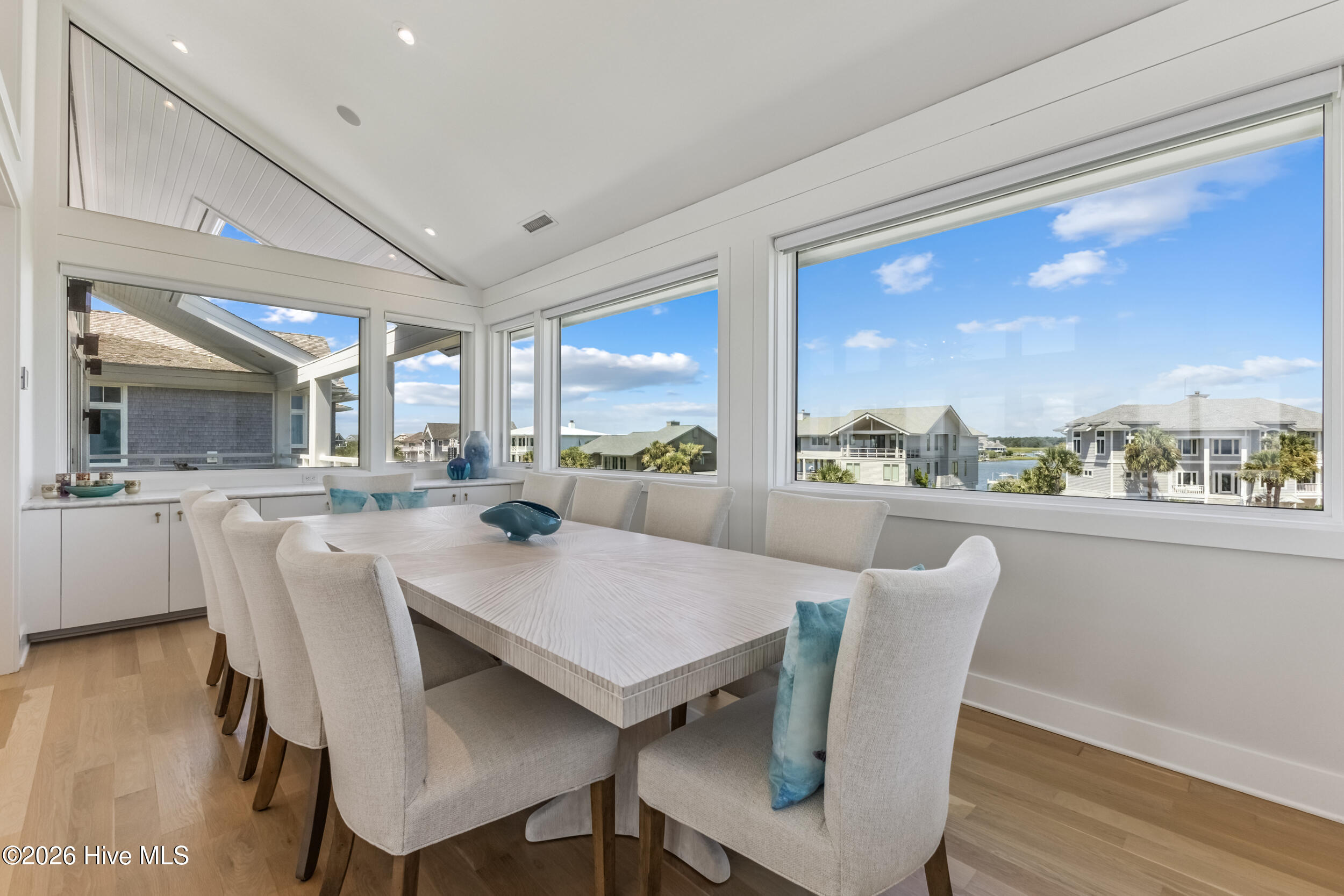 100560711 | Photo 22