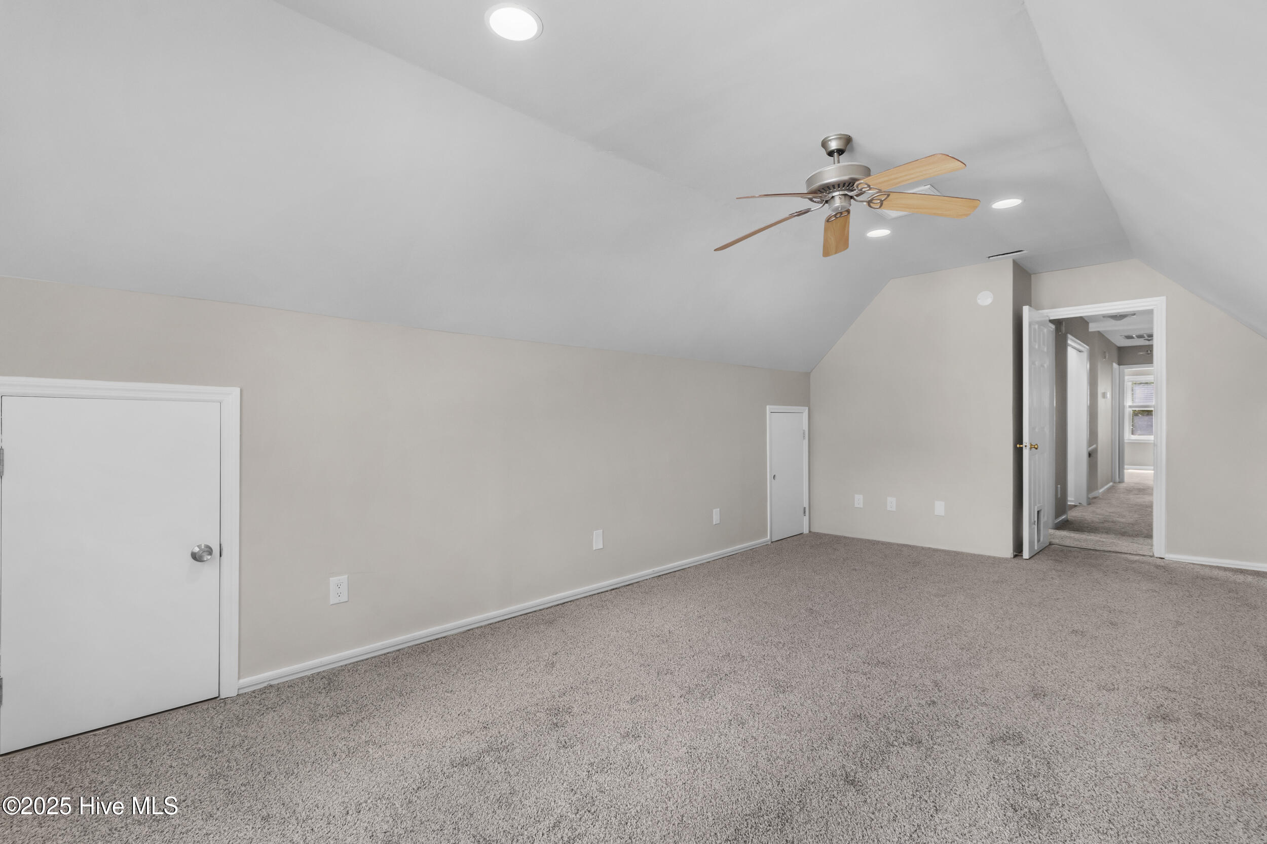 100526469 | Photo 25