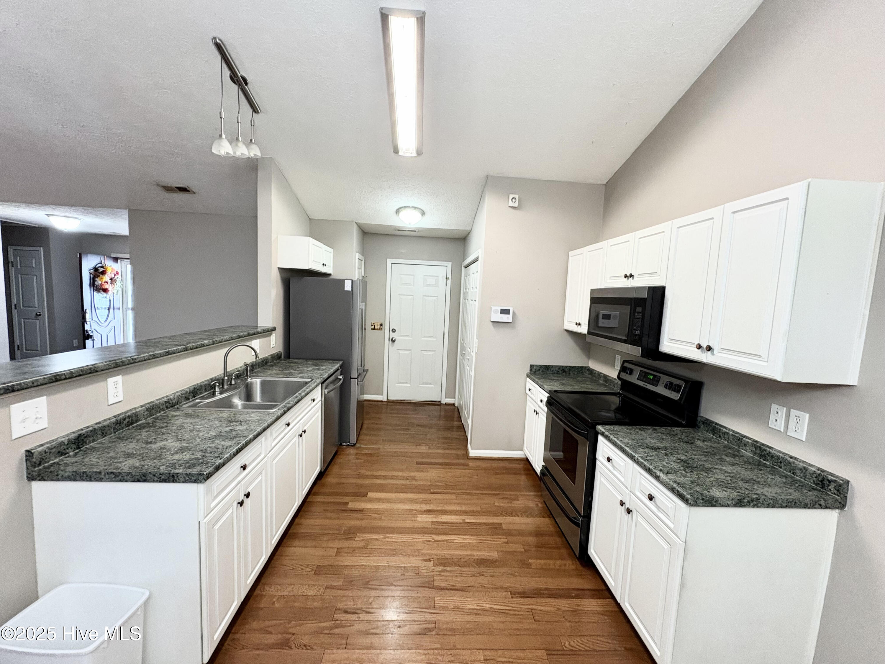 100563747 | Photo 10