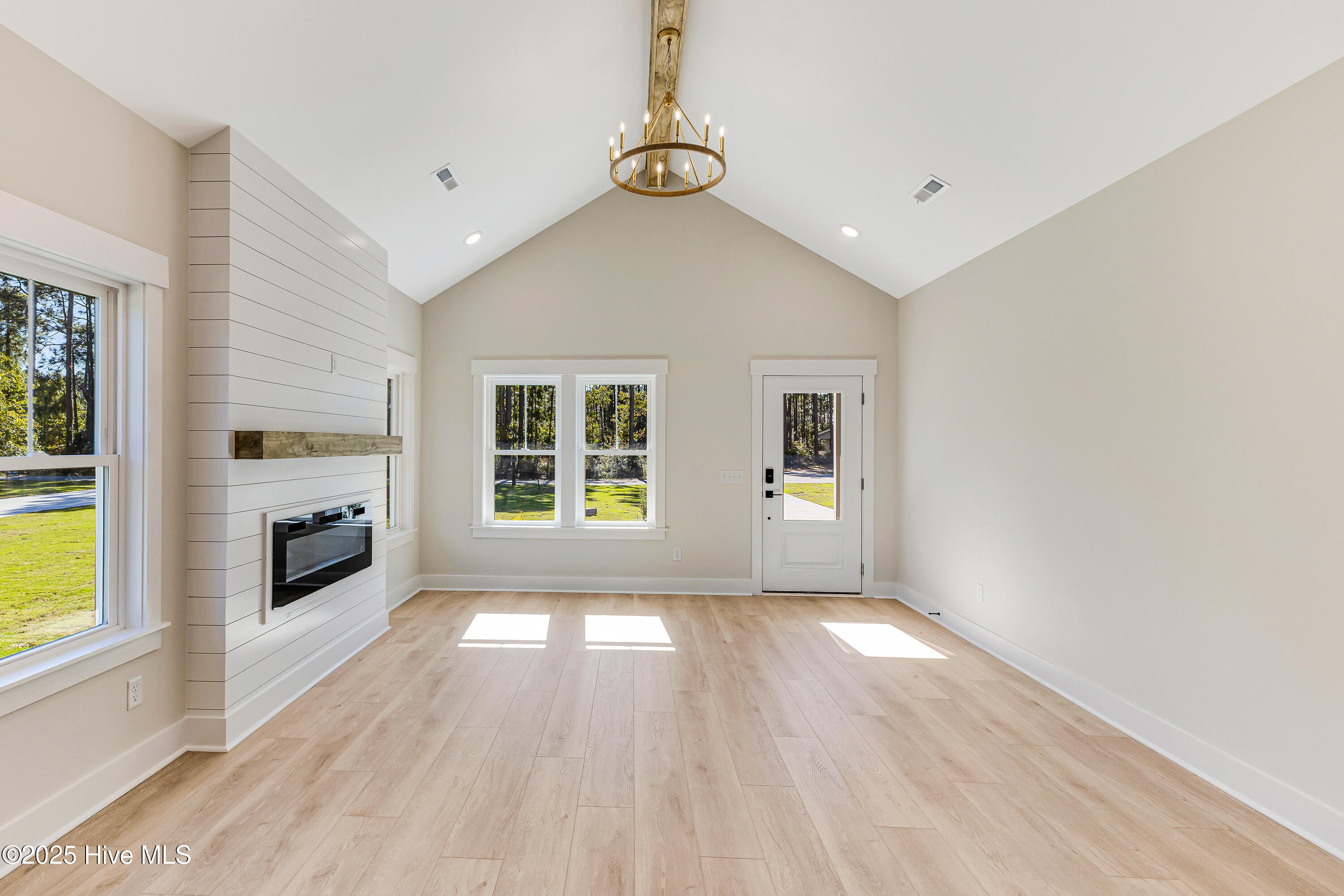 100533069 | Photo 10