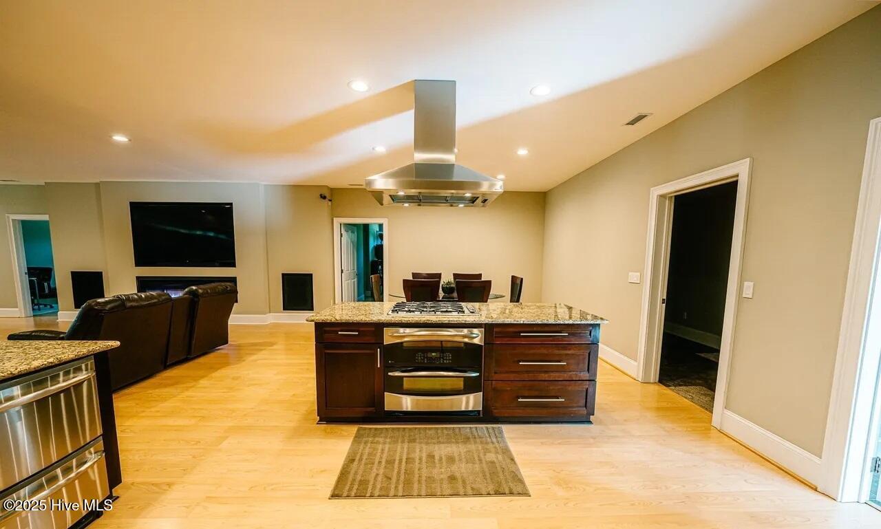 100547219 | Photo 18