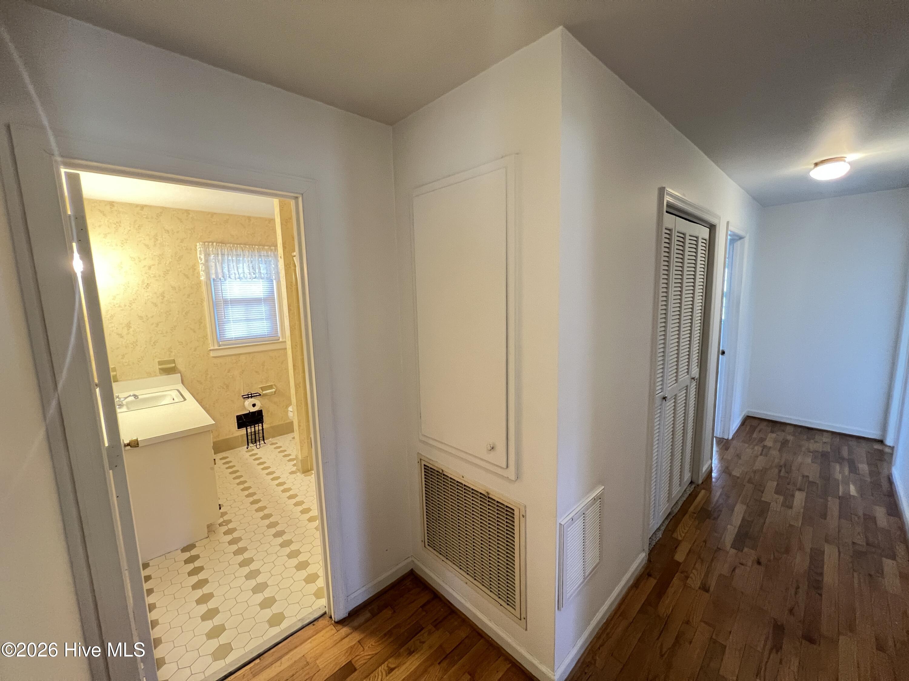 100562608 | Photo 12