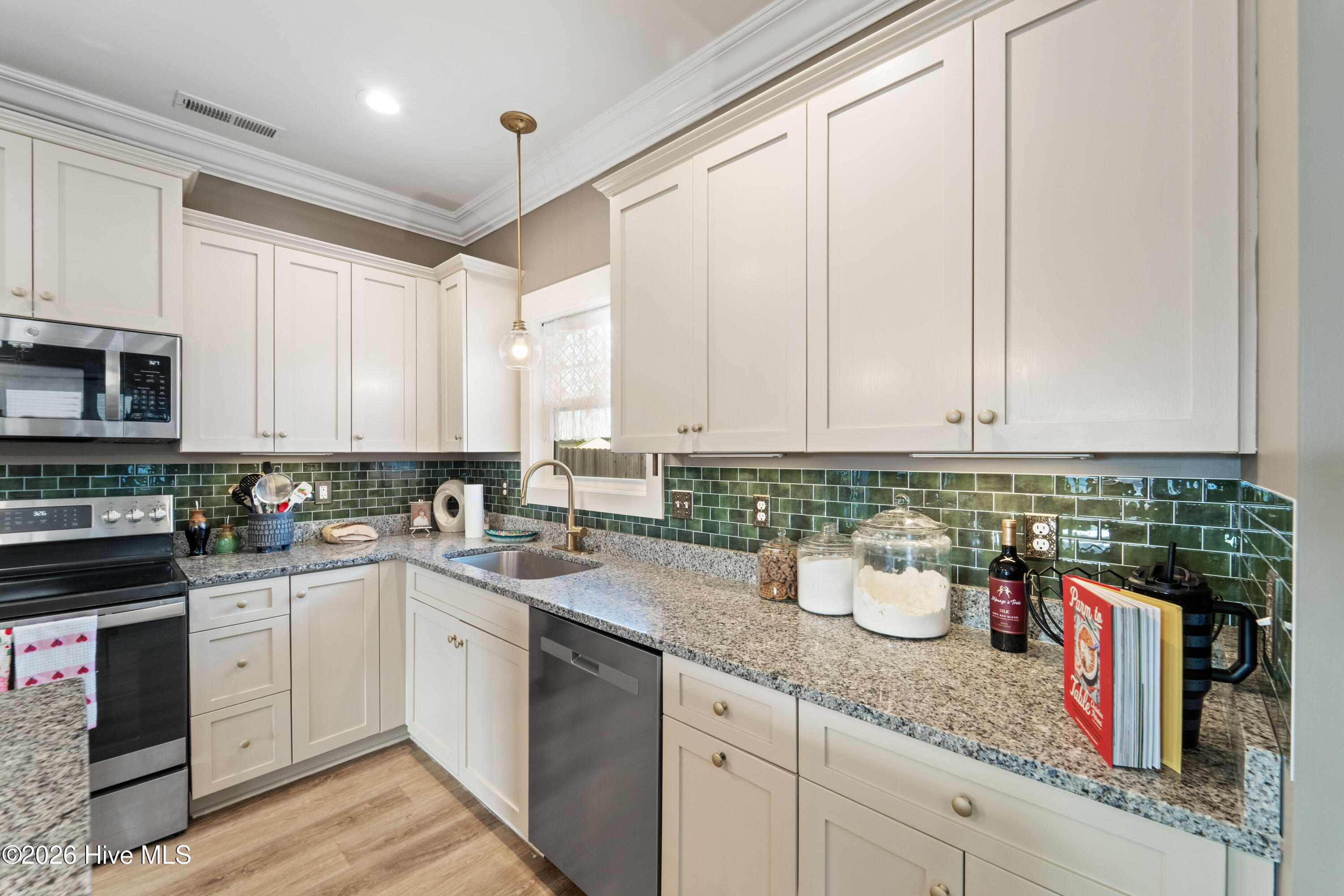 100549687 | Photo 23