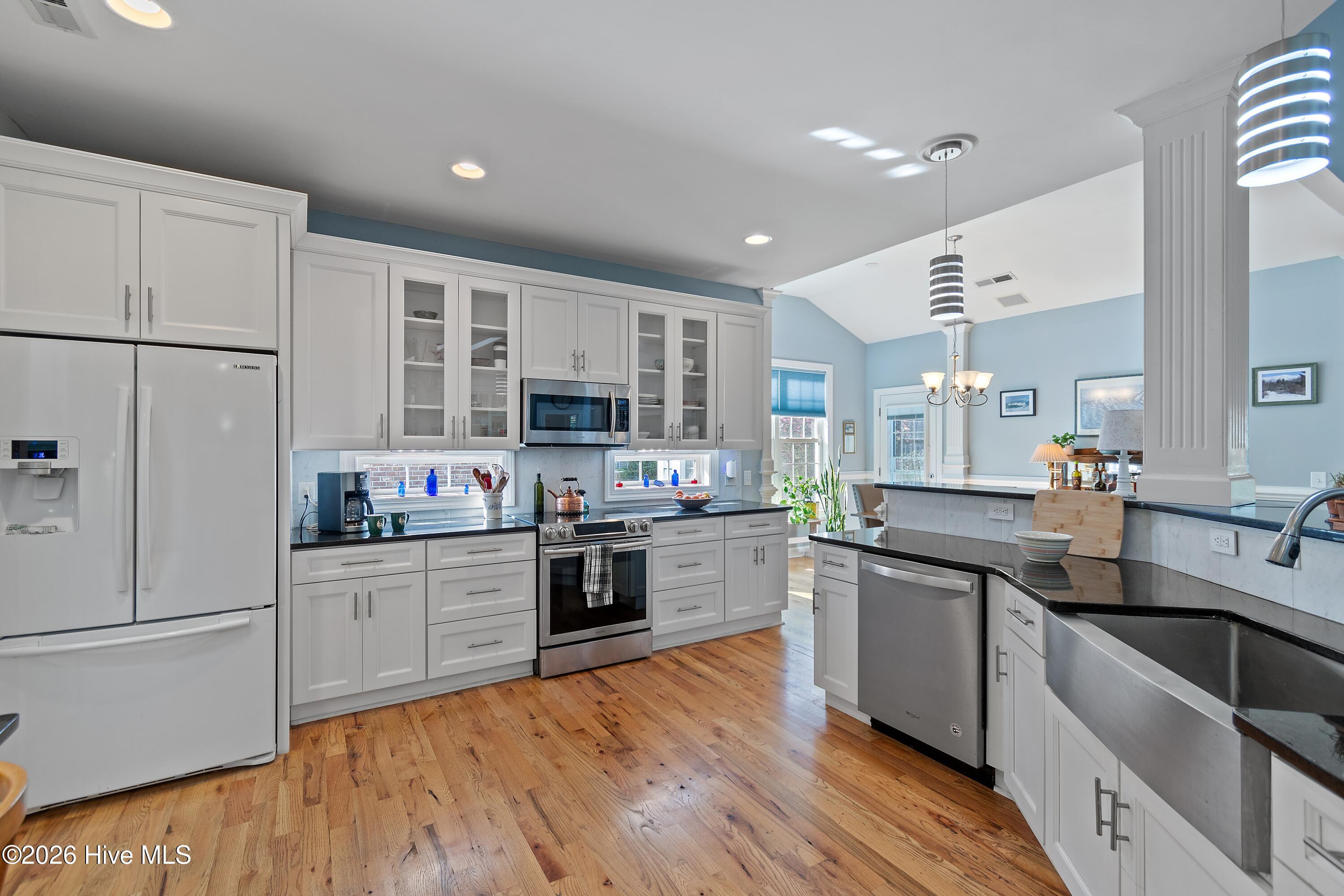 100561490 | Photo 16