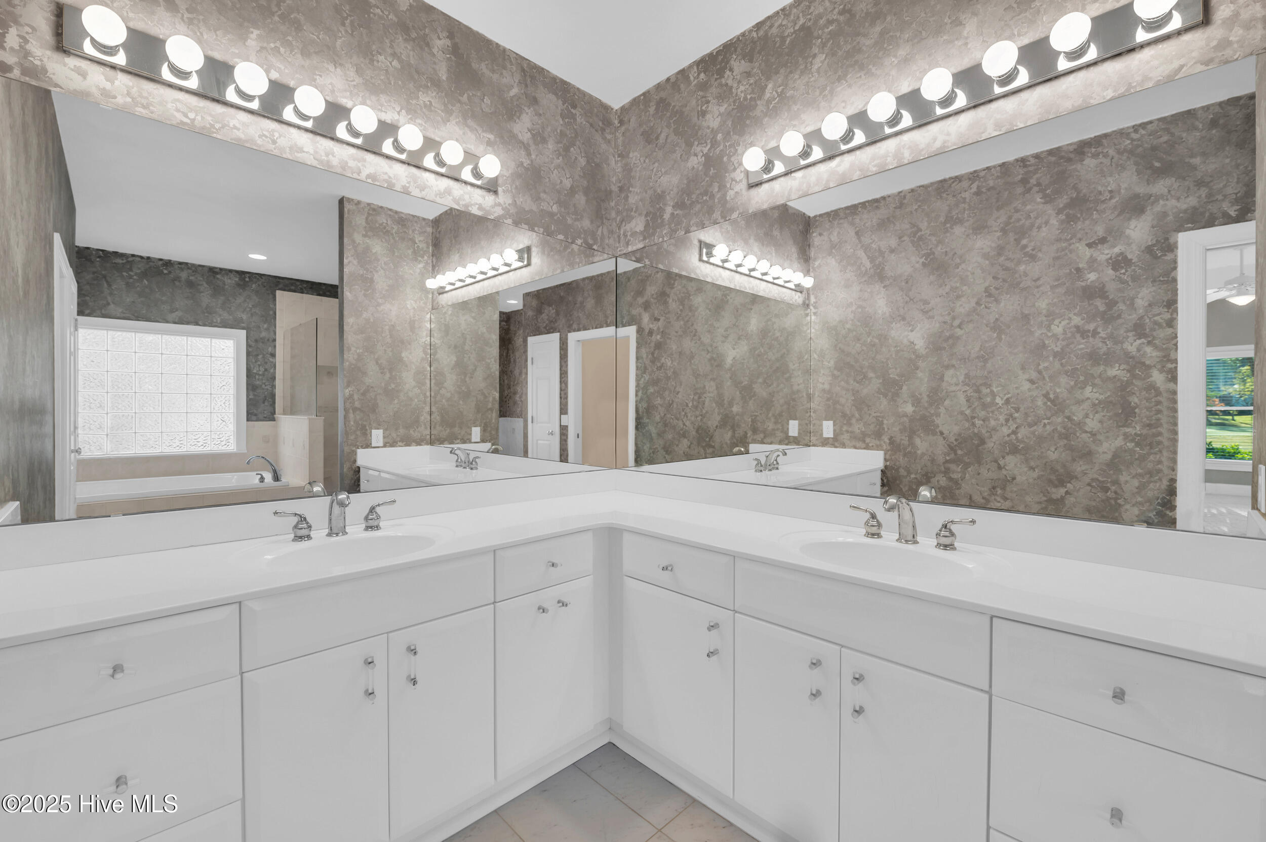 100542243 | Photo 17