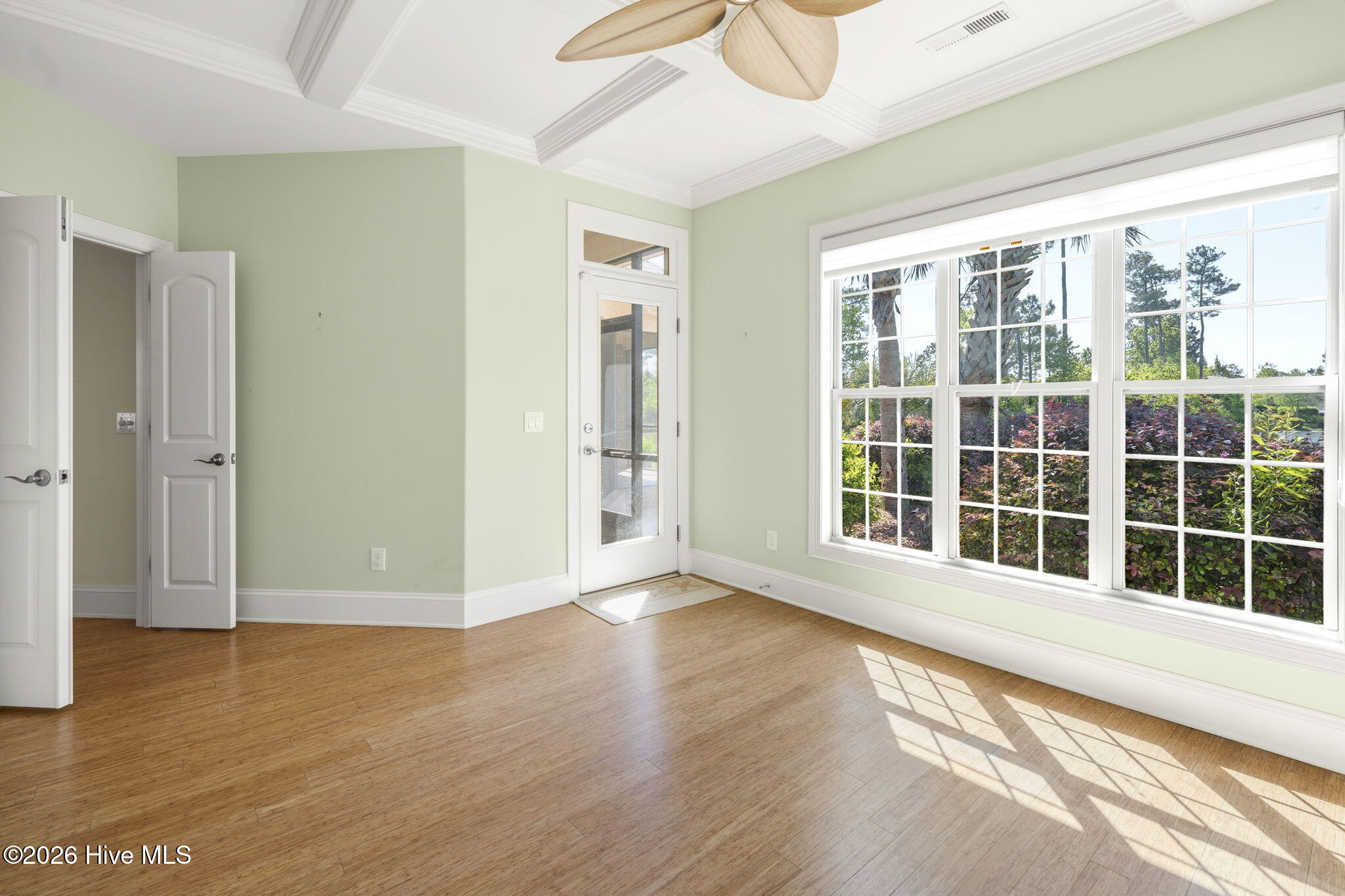 100568183 | Photo 20