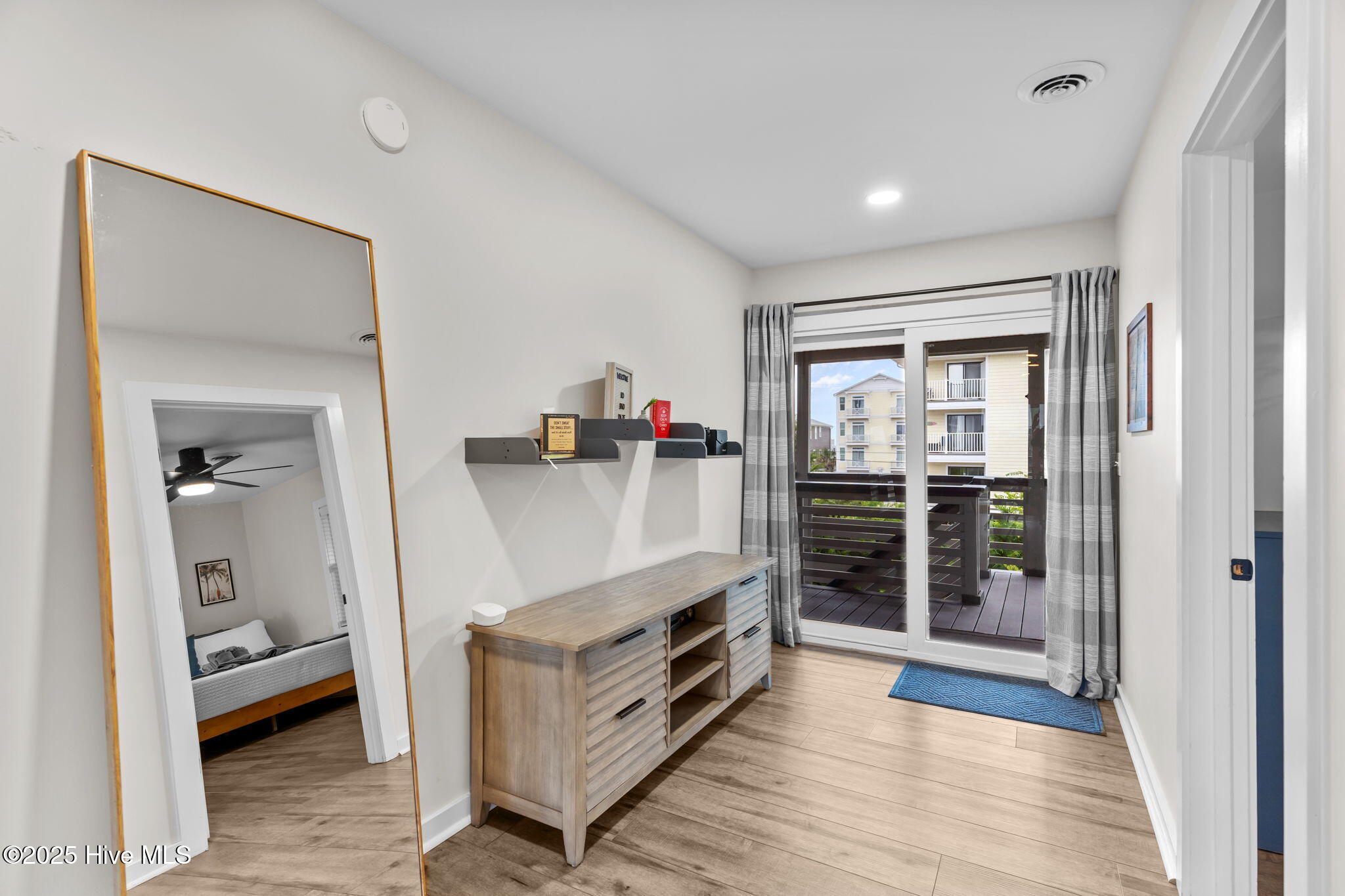 100526073 | Photo 28