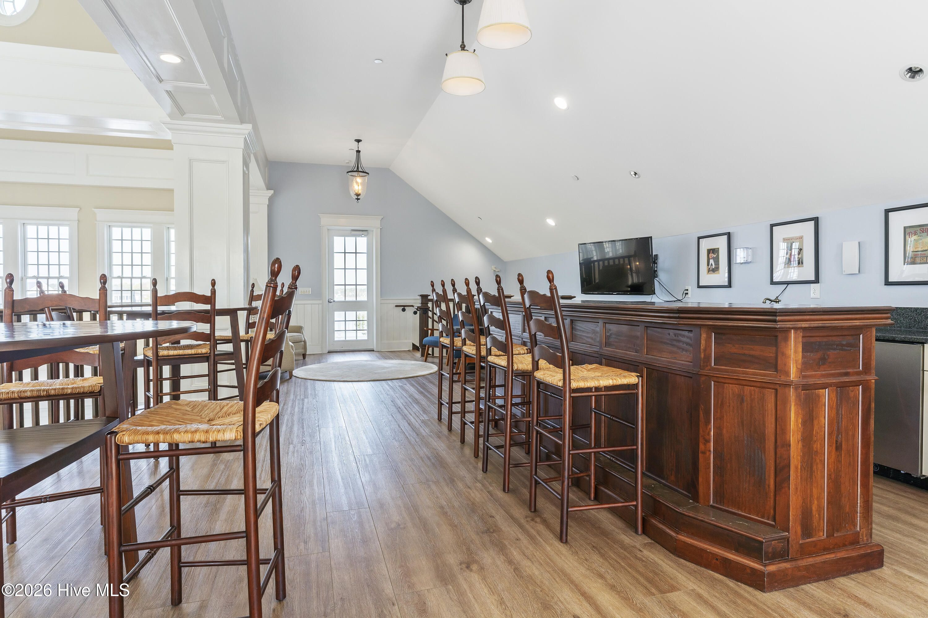 100568018 | Photo 71