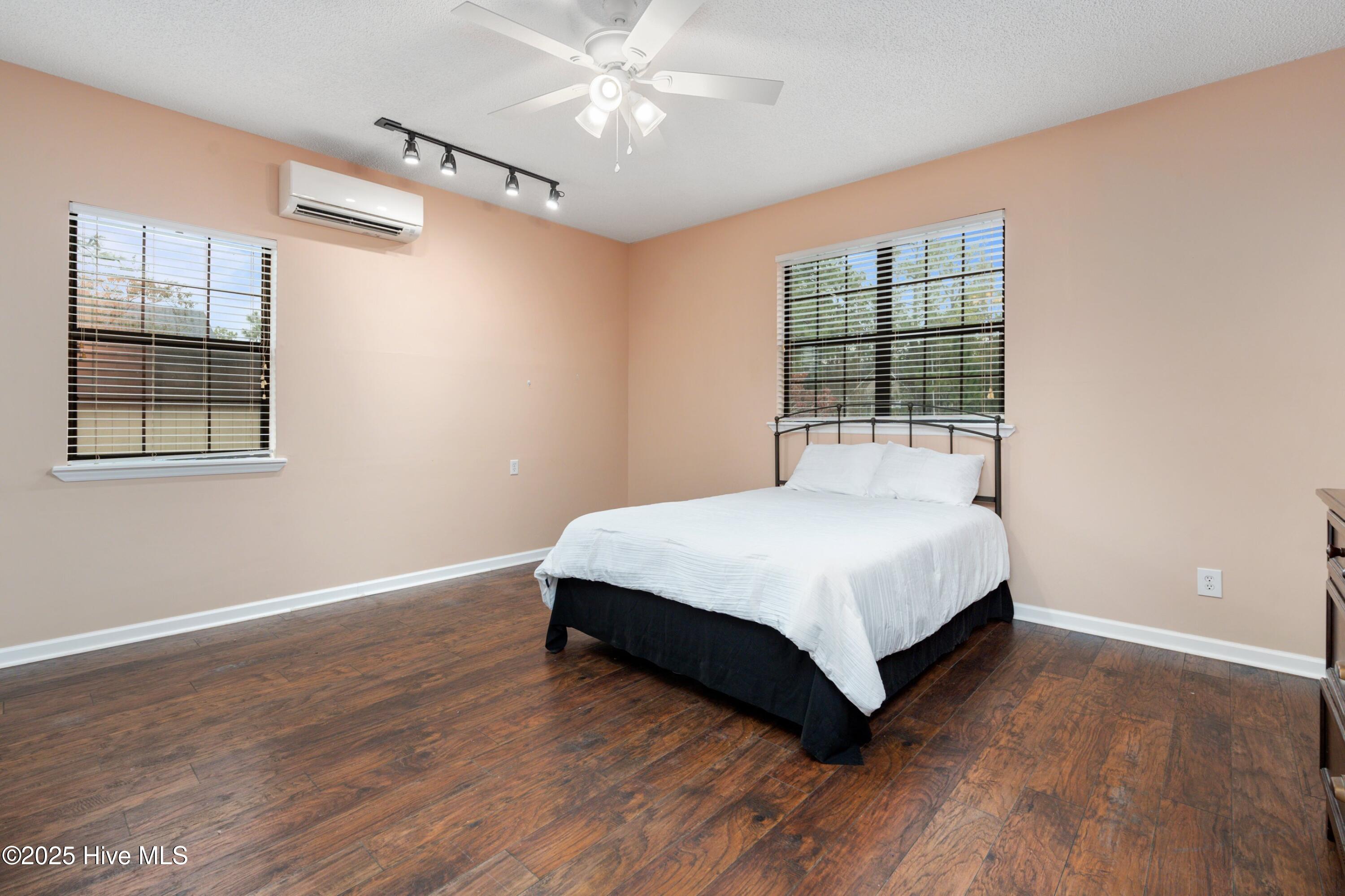 100536275 | Photo 38