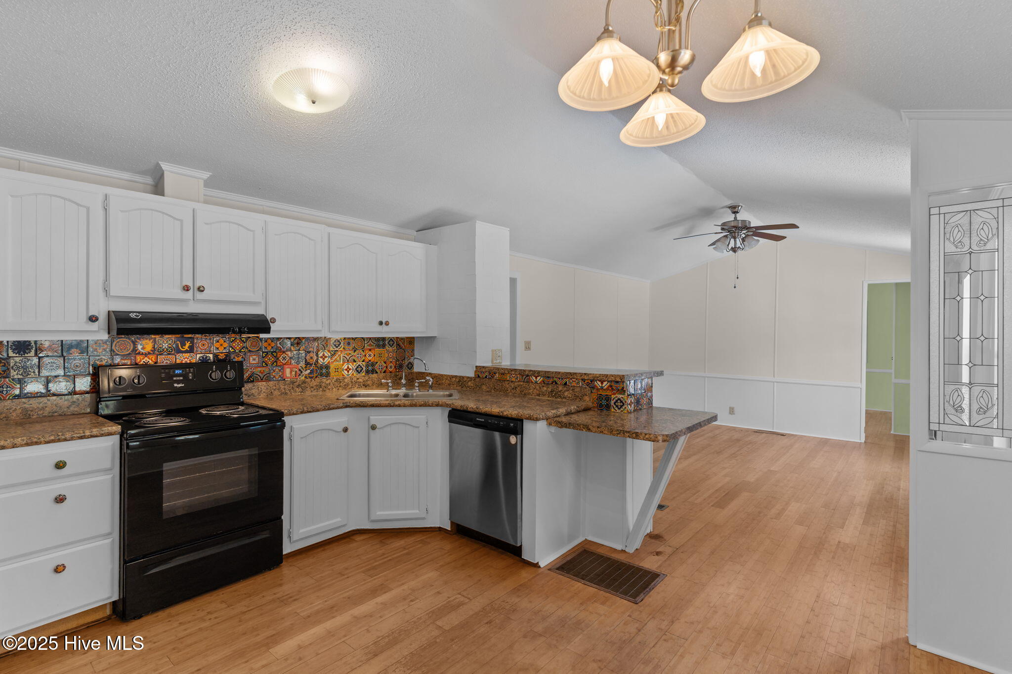 100531934 | Photo 26