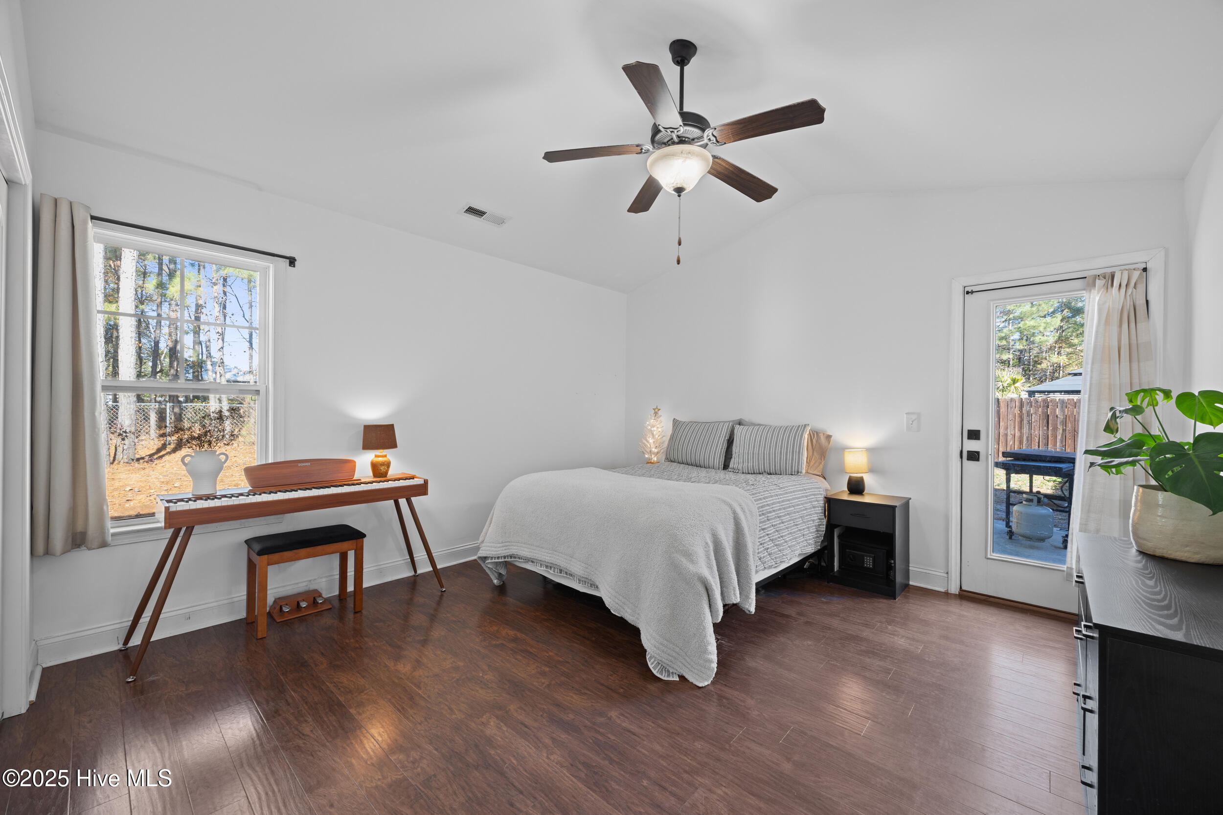 100545766 | Photo 24