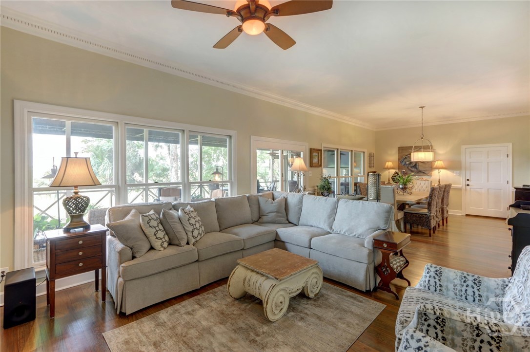Open floor plan family & breakfast area