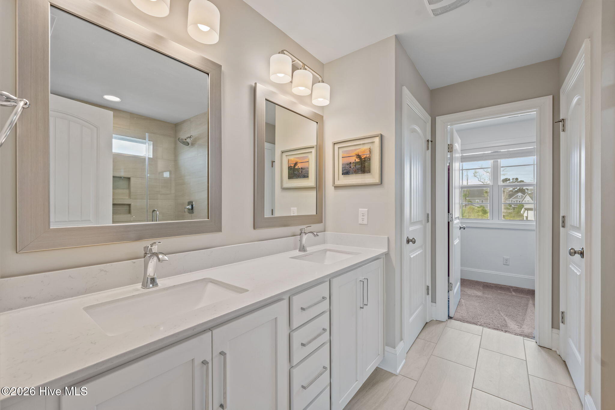 100564361 | Photo 33