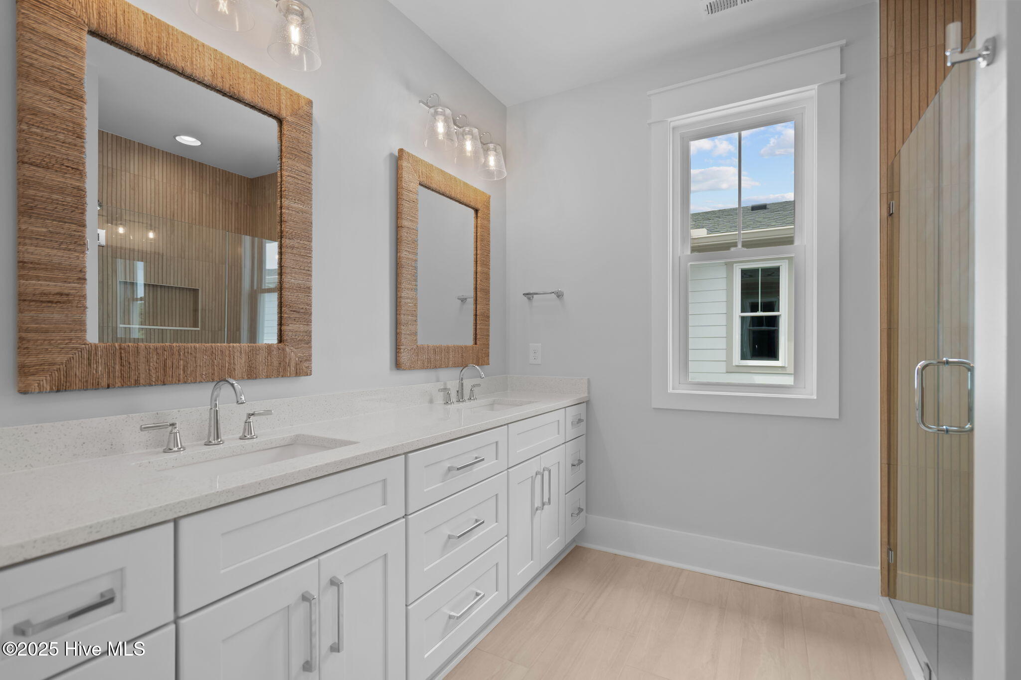 100537879 | Photo 36