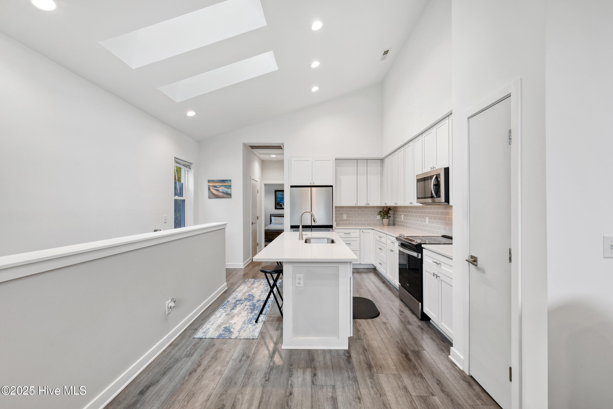 100530108 | Photo 10