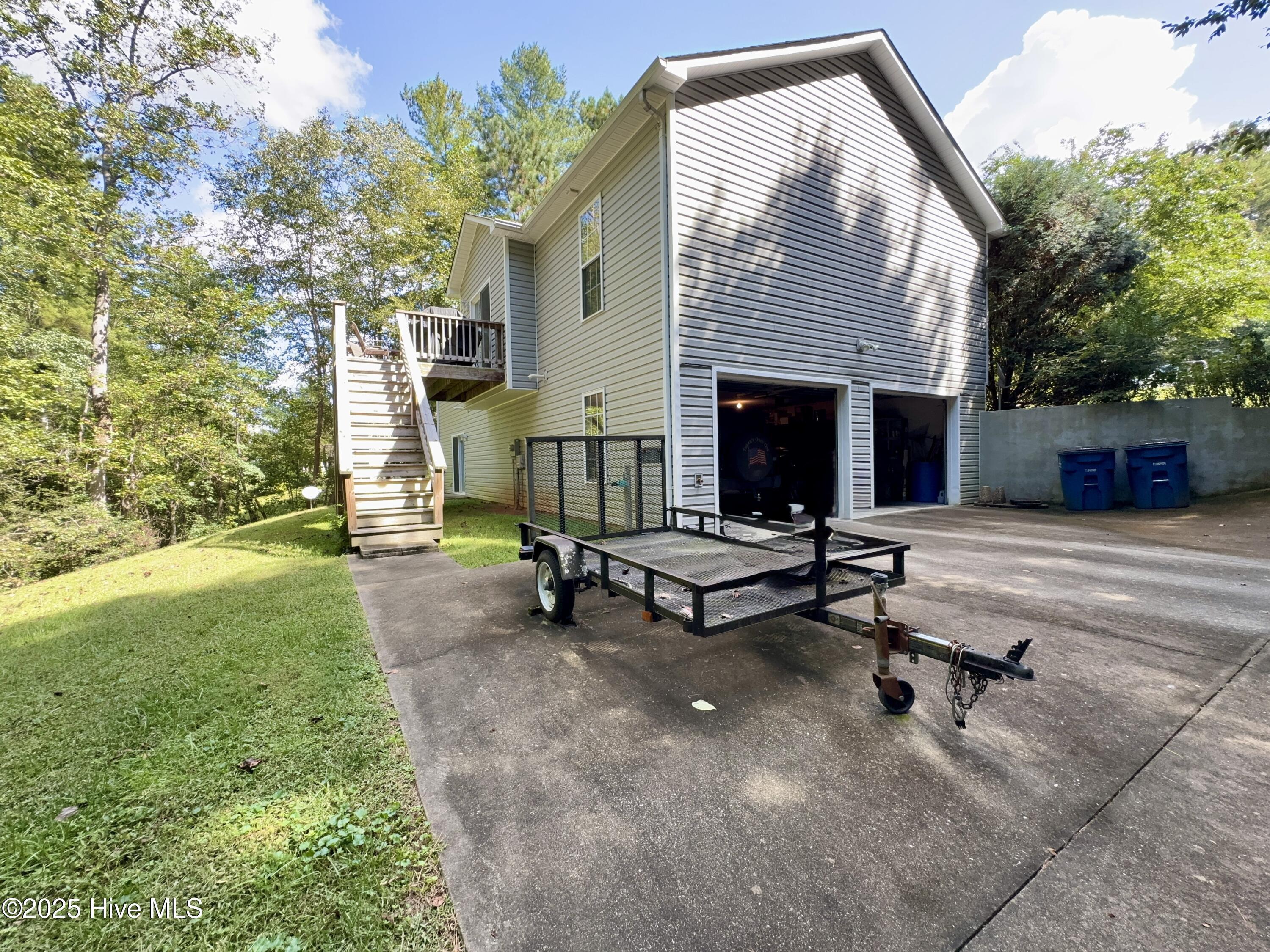 Full 2 car garage & Deck