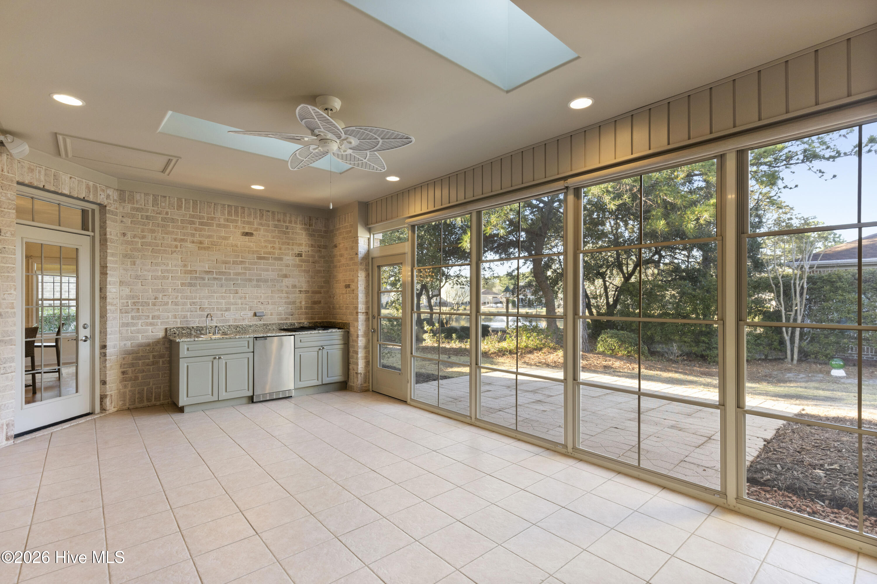 100559645 | Photo 37