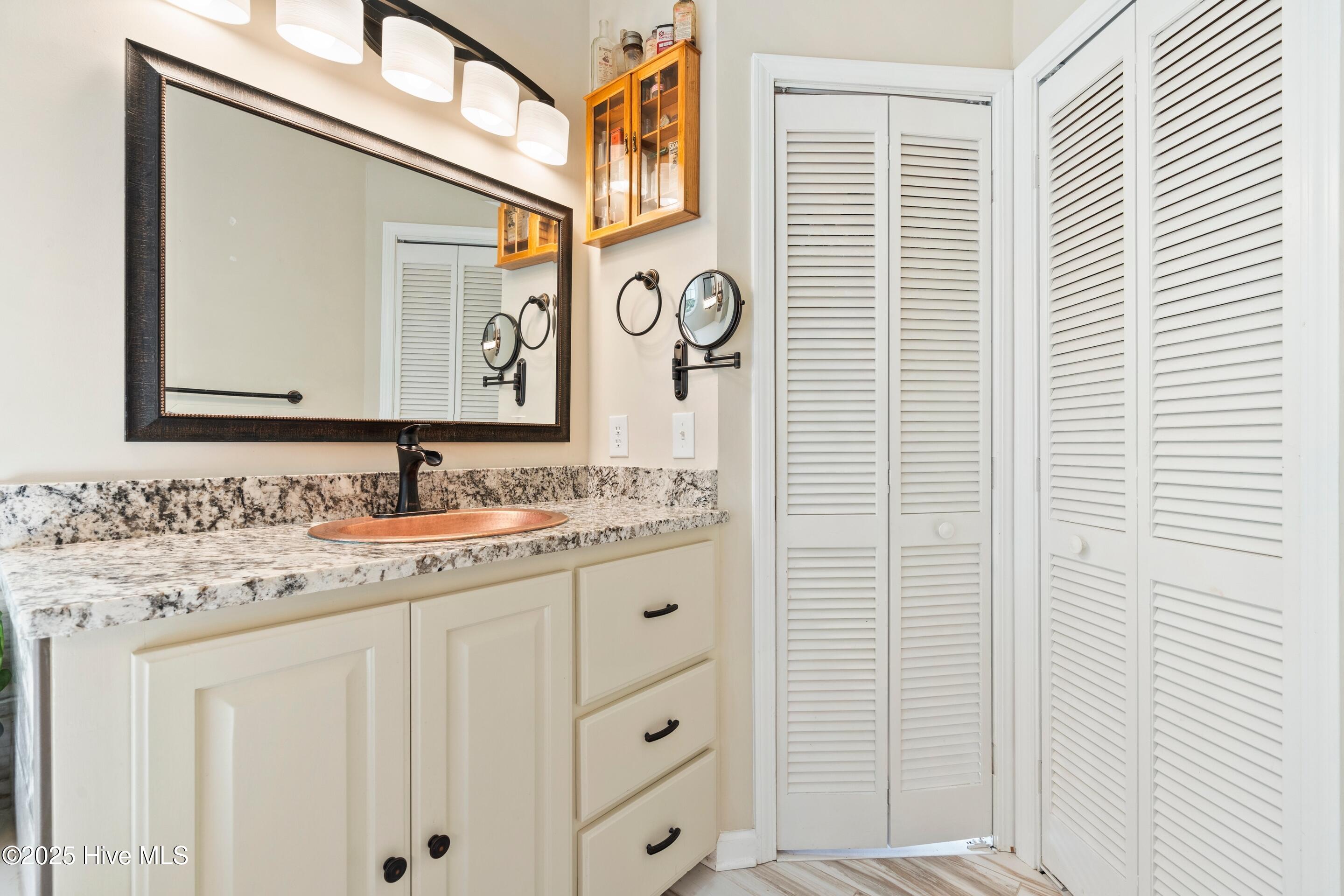 100538310 | Photo 44