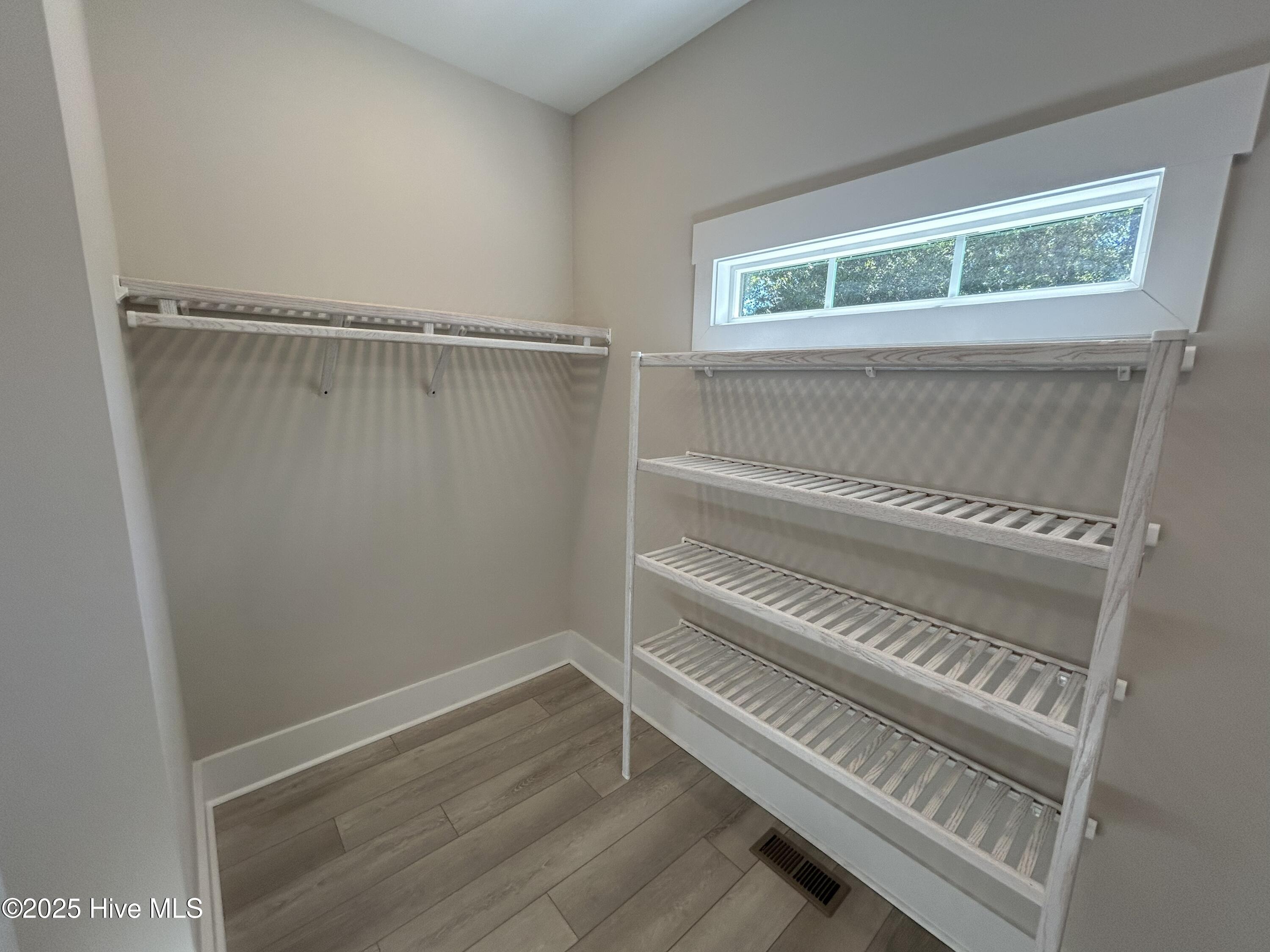 100541587 | Photo 23